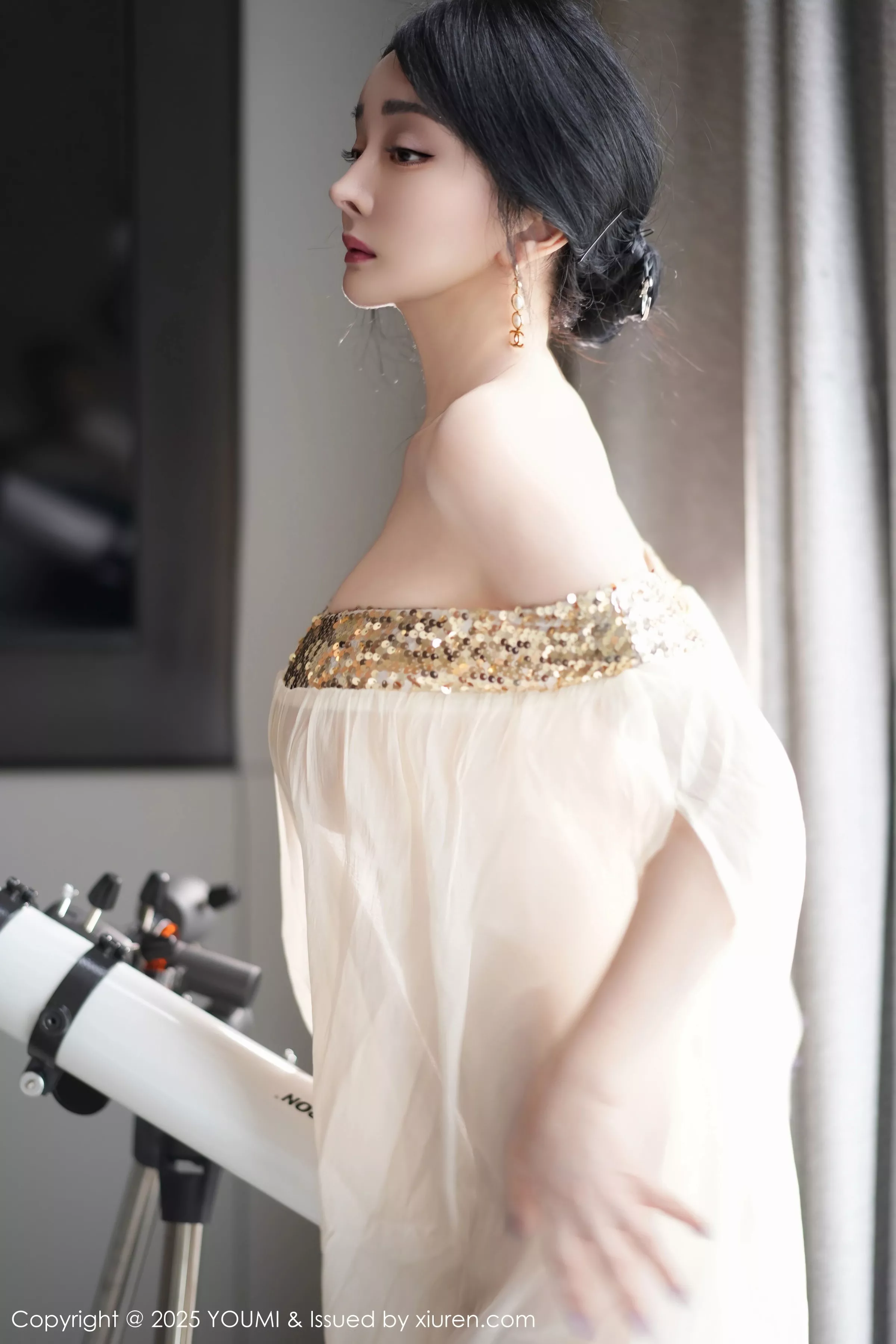[YouMi尤蜜荟]Vol.1132_模特允爾薄纱服饰露性感金色吊坠式情趣内衣秀丰腴身姿诱惑写真62P