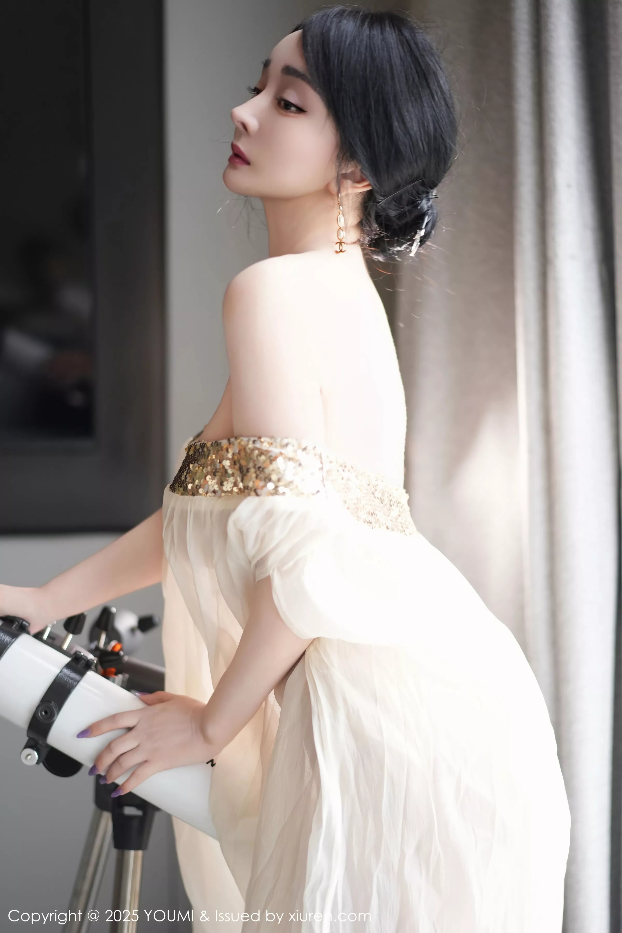 [YouMi尤蜜荟]Vol.1132_模特允爾薄纱服饰露性感金色吊坠式情趣内衣秀丰腴身姿诱惑写真62P