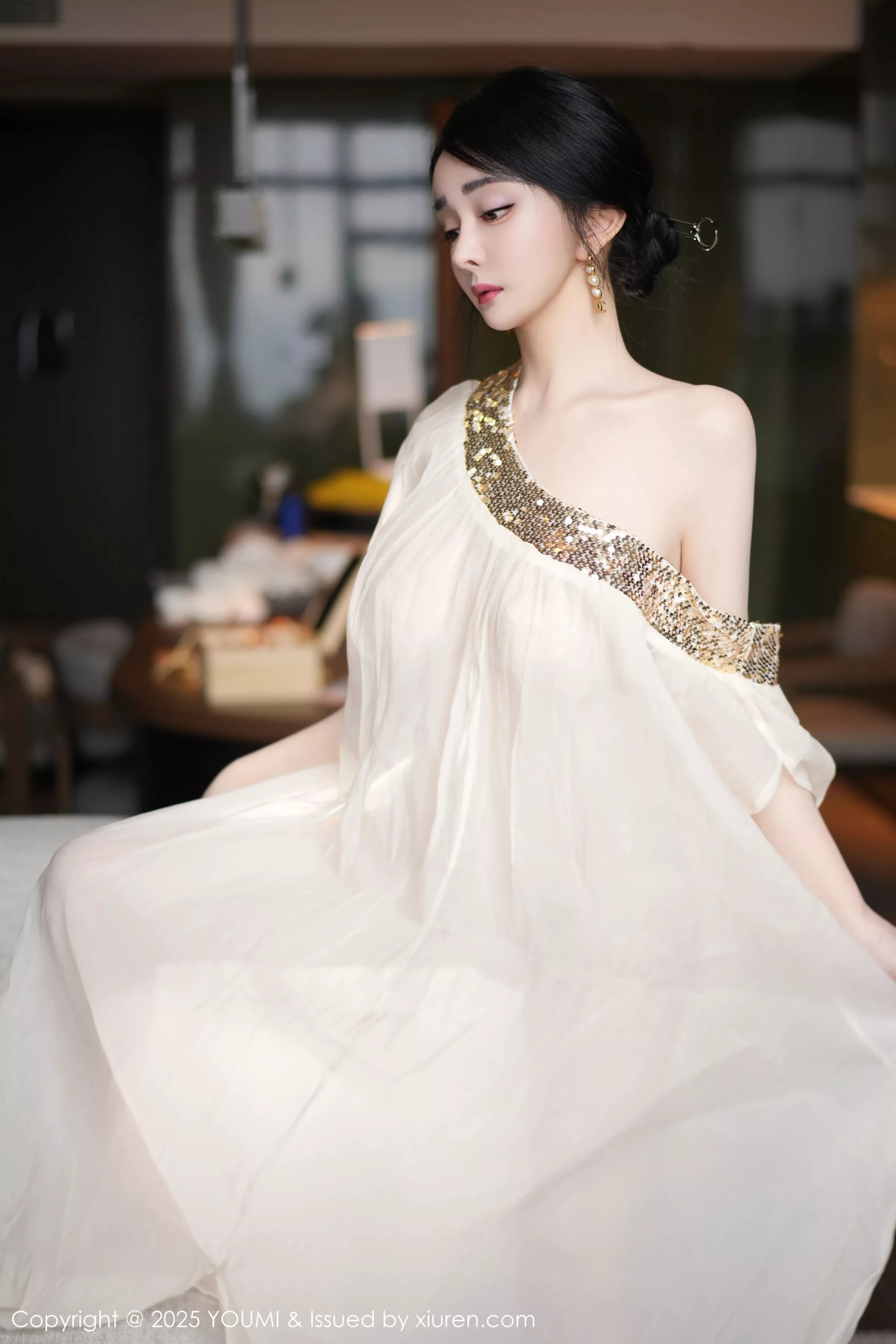 [YouMi尤蜜荟]Vol.1132_模特允爾薄纱服饰露性感金色吊坠式情趣内衣秀丰腴身姿诱惑写真62P