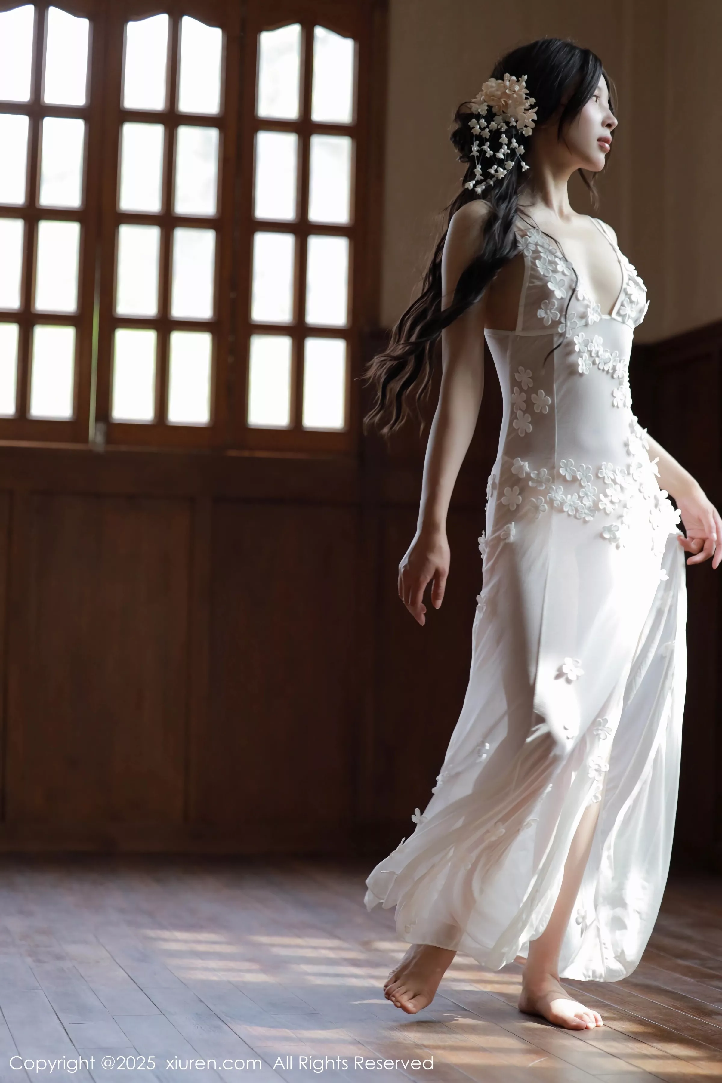 [[XiuRen秀人网]秀人网]No.10198_新人模特橙子酱Lillian白色蕾丝裙露金属情趣内衣秀美腿诱惑写真78P