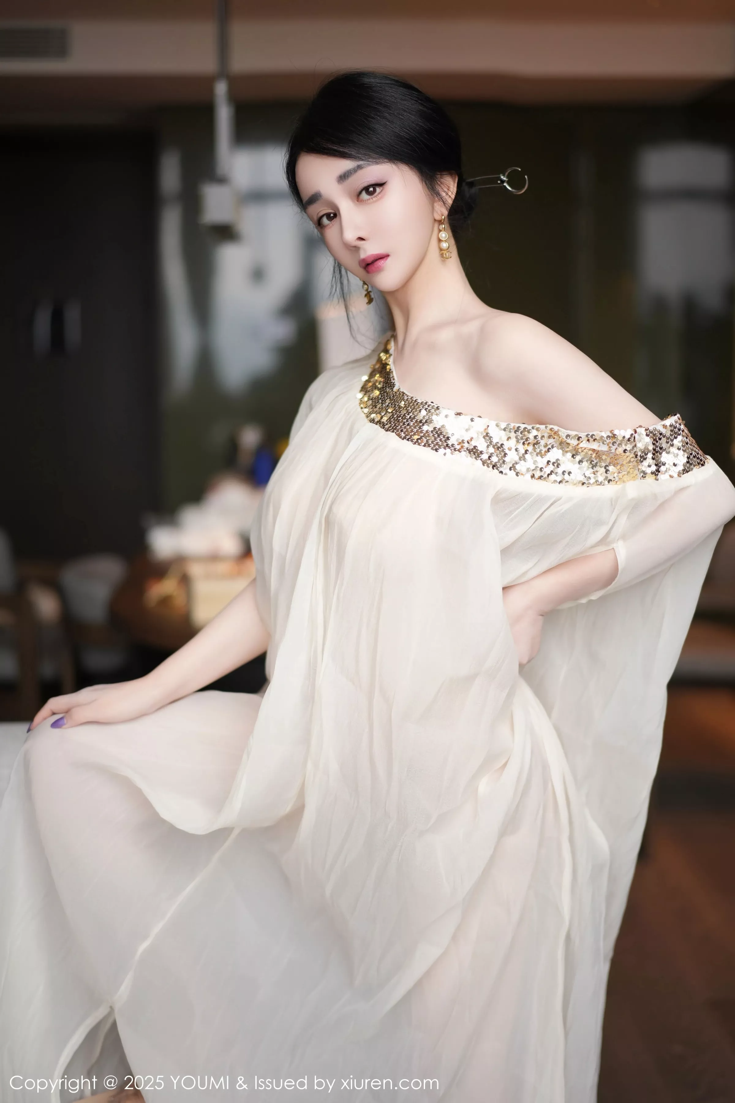 [YouMi尤蜜荟]Vol.1132_模特允爾薄纱服饰露性感金色吊坠式情趣内衣秀丰腴身姿诱惑写真62P