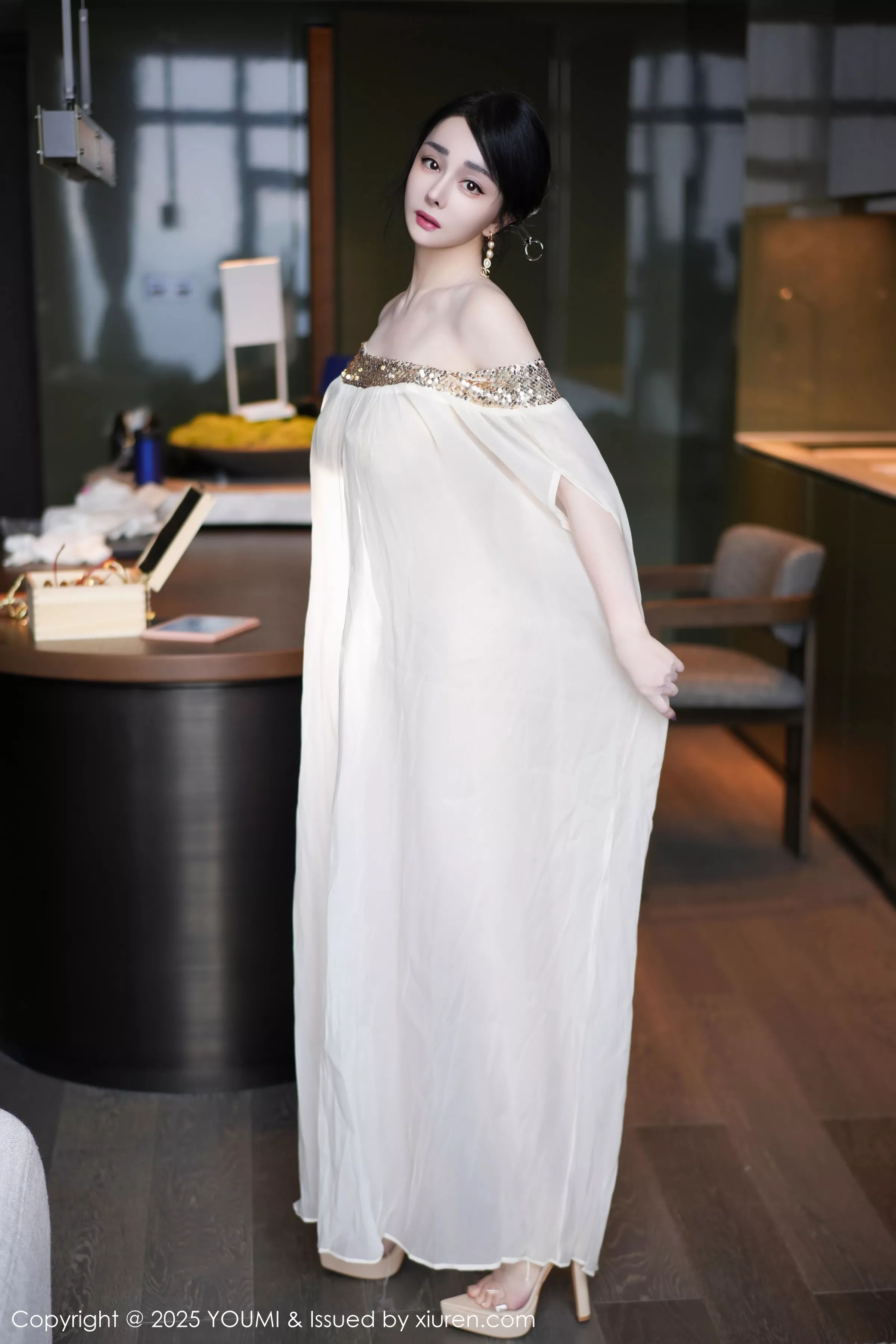 [YouMi尤蜜荟]Vol.1132_模特允爾薄纱服饰露性感金色吊坠式情趣内衣秀丰腴身姿诱惑写真62P