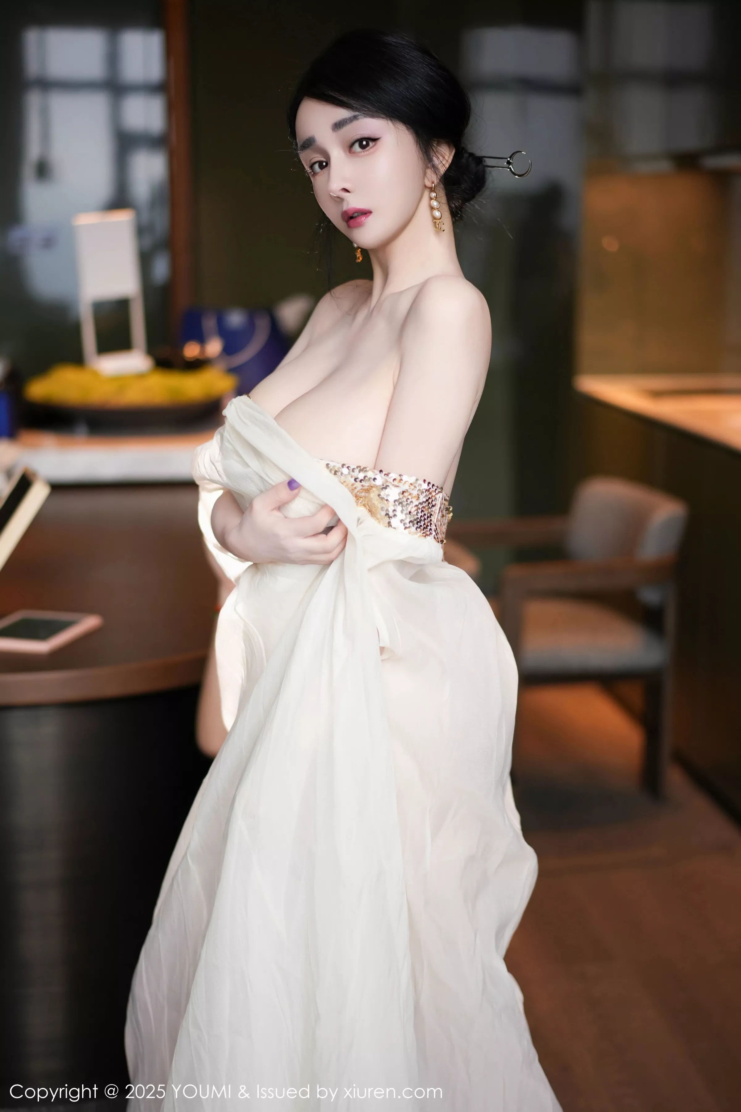 [YouMi尤蜜荟]Vol.1132_模特允爾薄纱服饰露性感金色吊坠式情趣内衣秀丰腴身姿诱惑写真62P