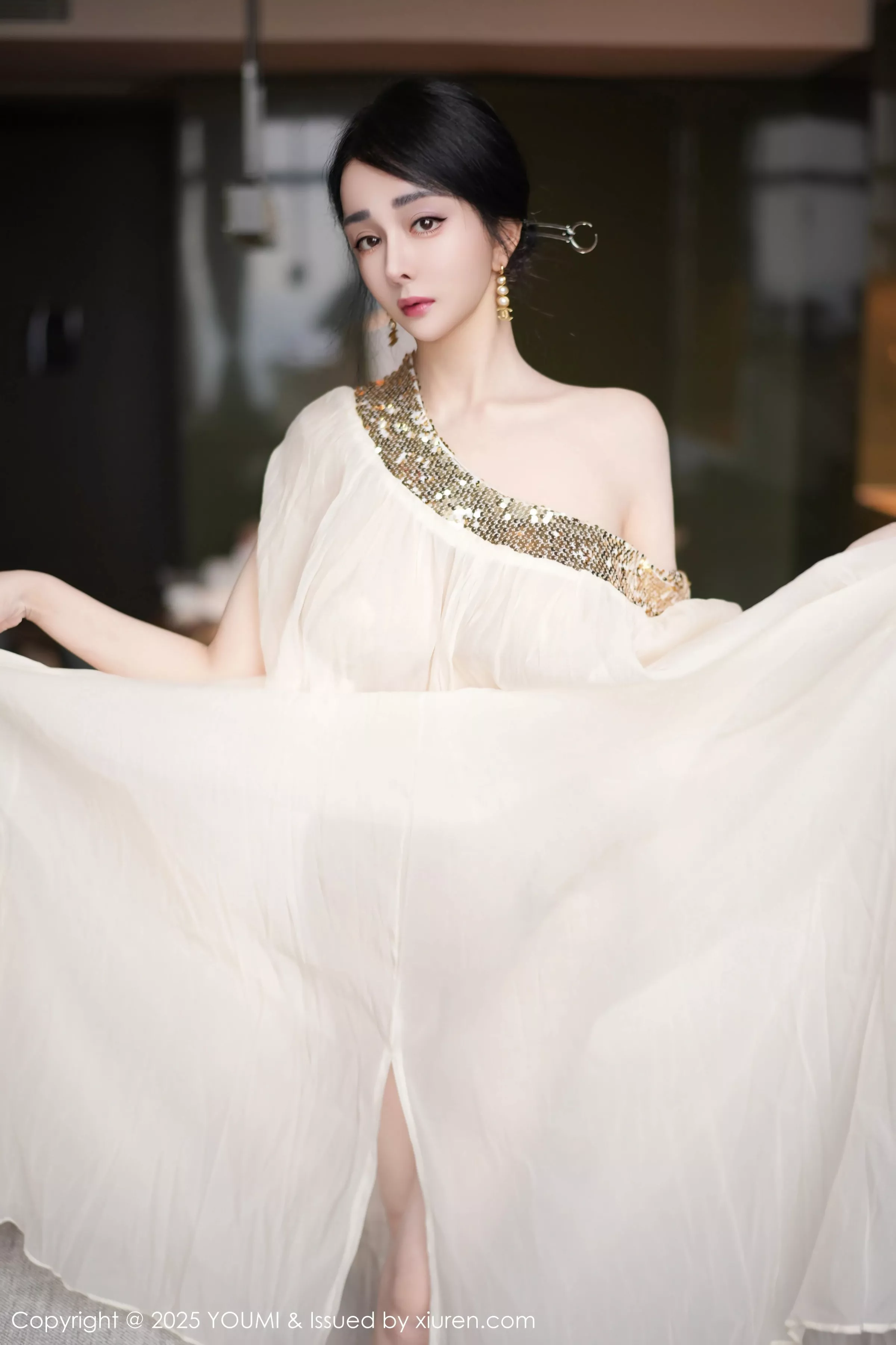 [YouMi尤蜜荟]Vol.1132_模特允爾薄纱服饰露性感金色吊坠式情趣内衣秀丰腴身姿诱惑写真62P