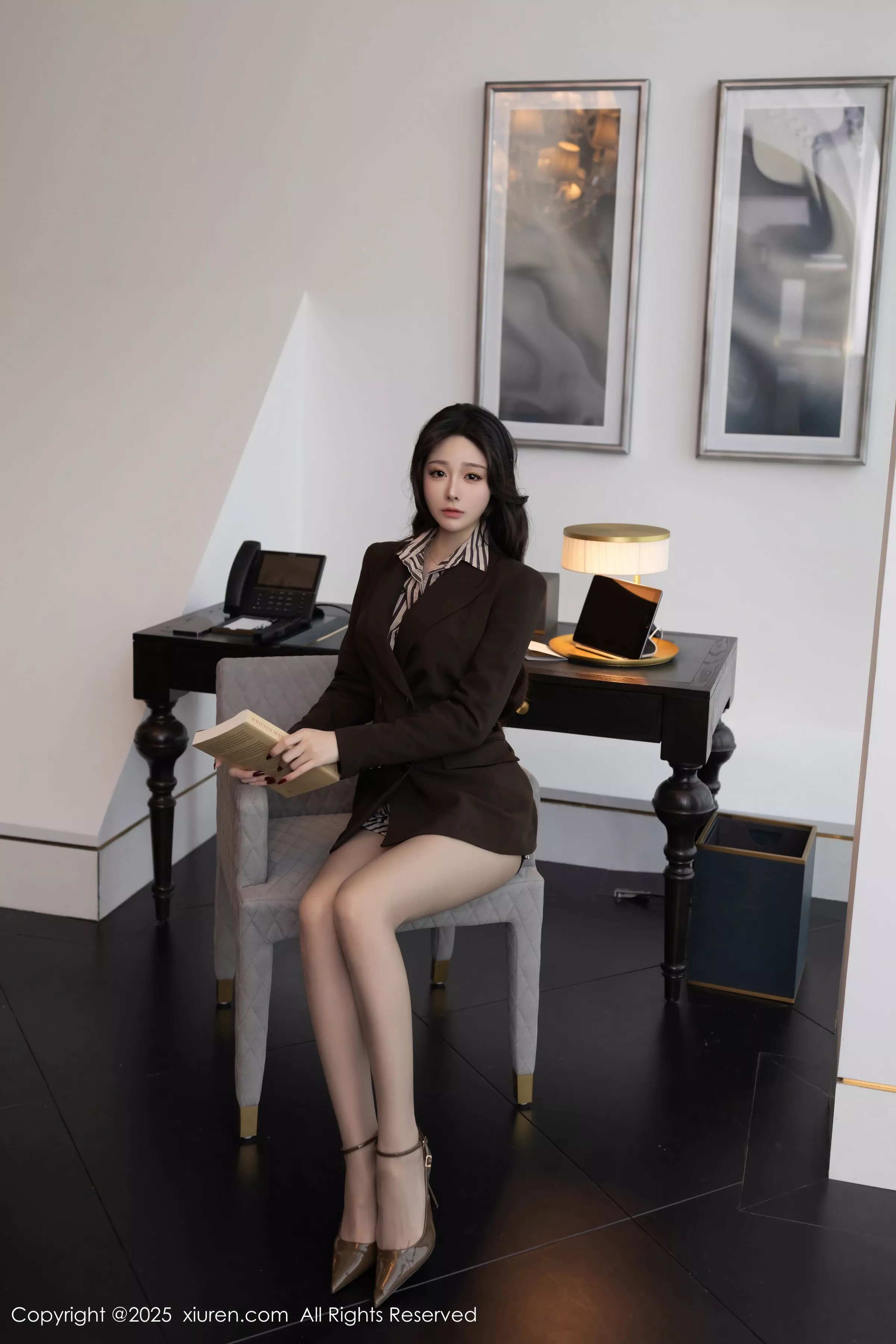 [[XiuRen秀人网]秀人网]No.10202_模特小逗逗性感衬衫露紫色蕾丝内衣配黑丝袜秀曼妙身姿诱惑写真80P