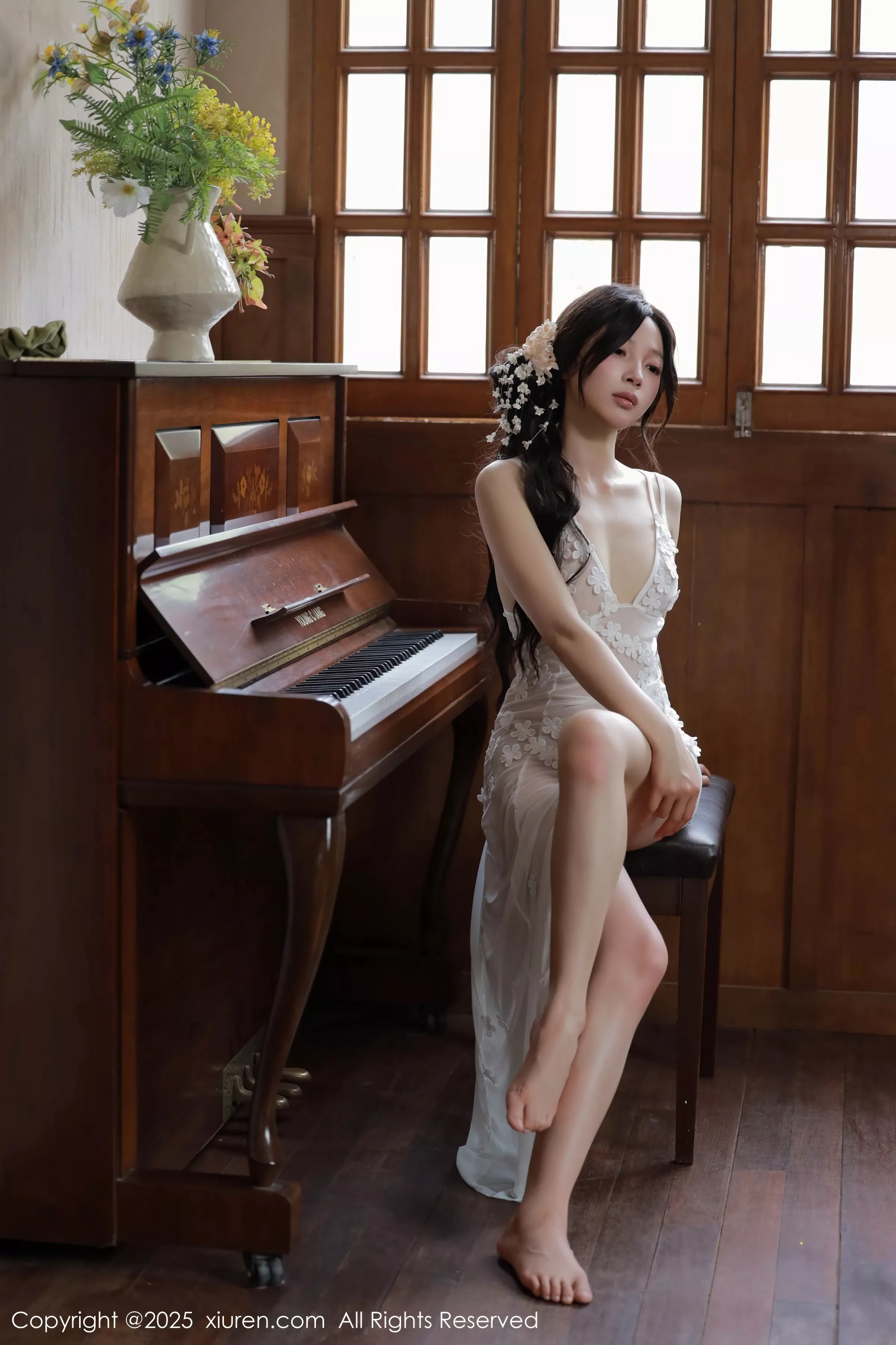 [[XiuRen秀人网]秀人网]No.10198_新人模特橙子酱Lillian白色蕾丝裙露金属情趣内衣秀美腿诱惑写真78P