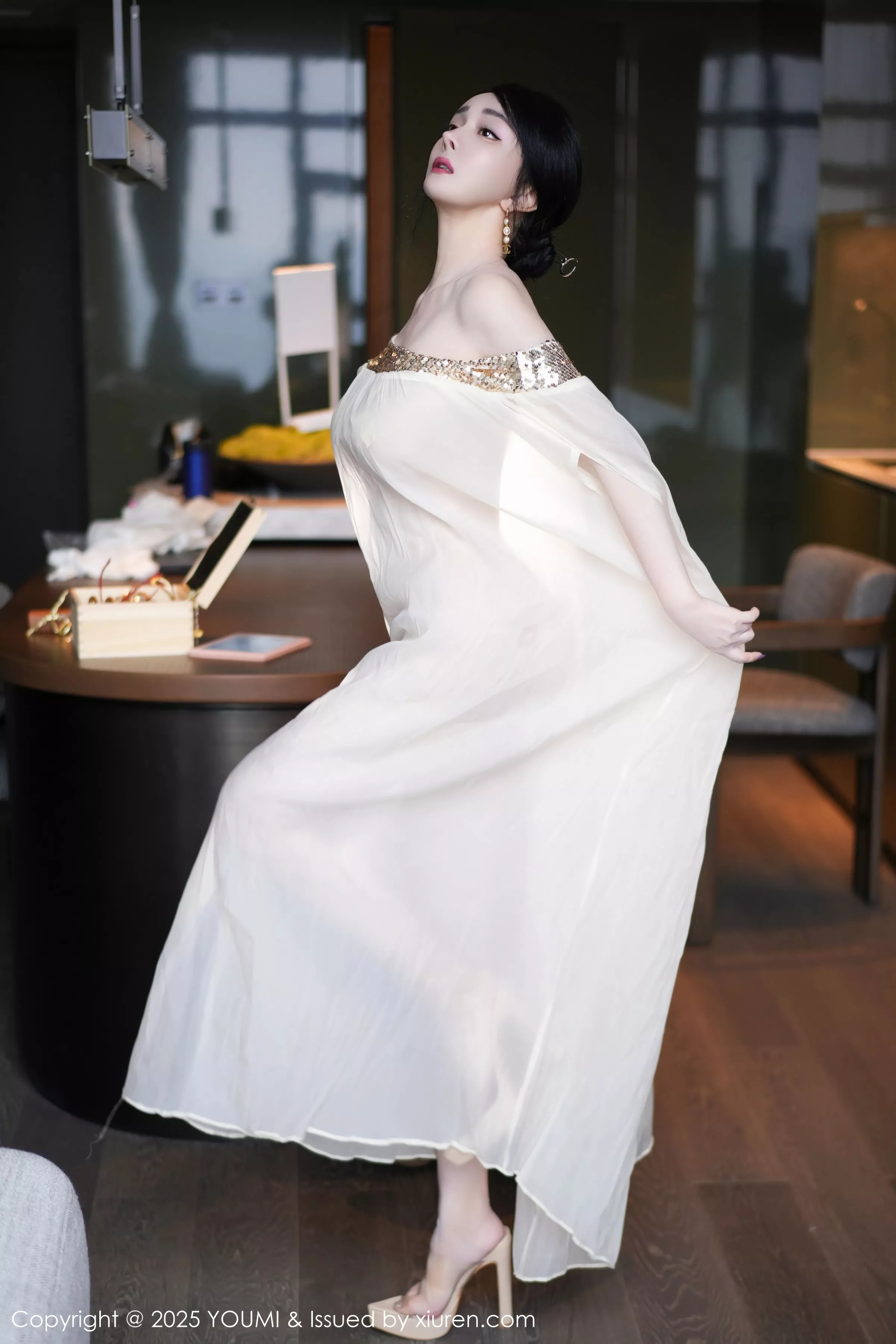 [YouMi尤蜜荟]Vol.1132_模特允爾薄纱服饰露性感金色吊坠式情趣内衣秀丰腴身姿诱惑写真62P