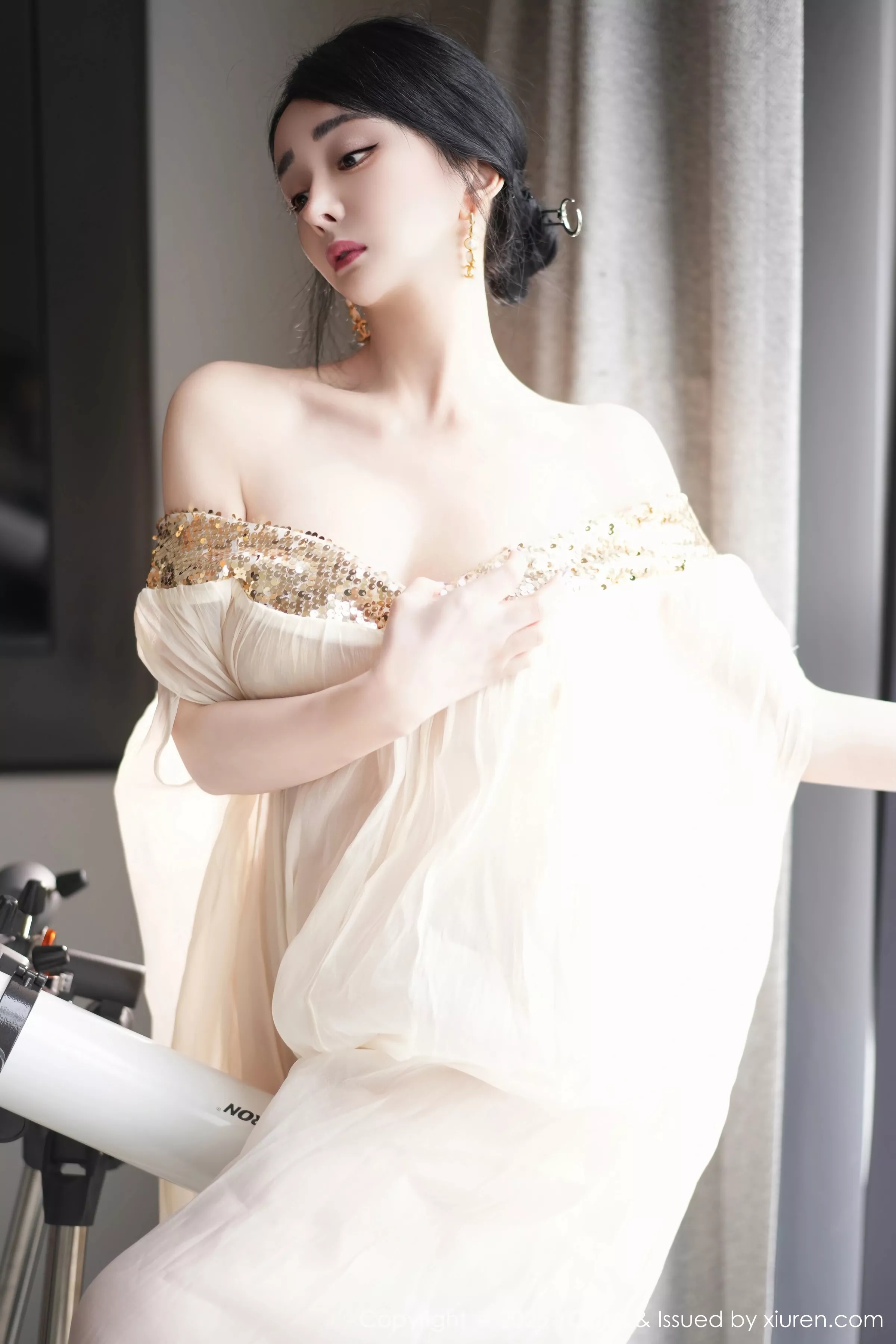 [YouMi尤蜜荟]Vol.1132_模特允爾薄纱服饰露性感金色吊坠式情趣内衣秀丰腴身姿诱惑写真62P