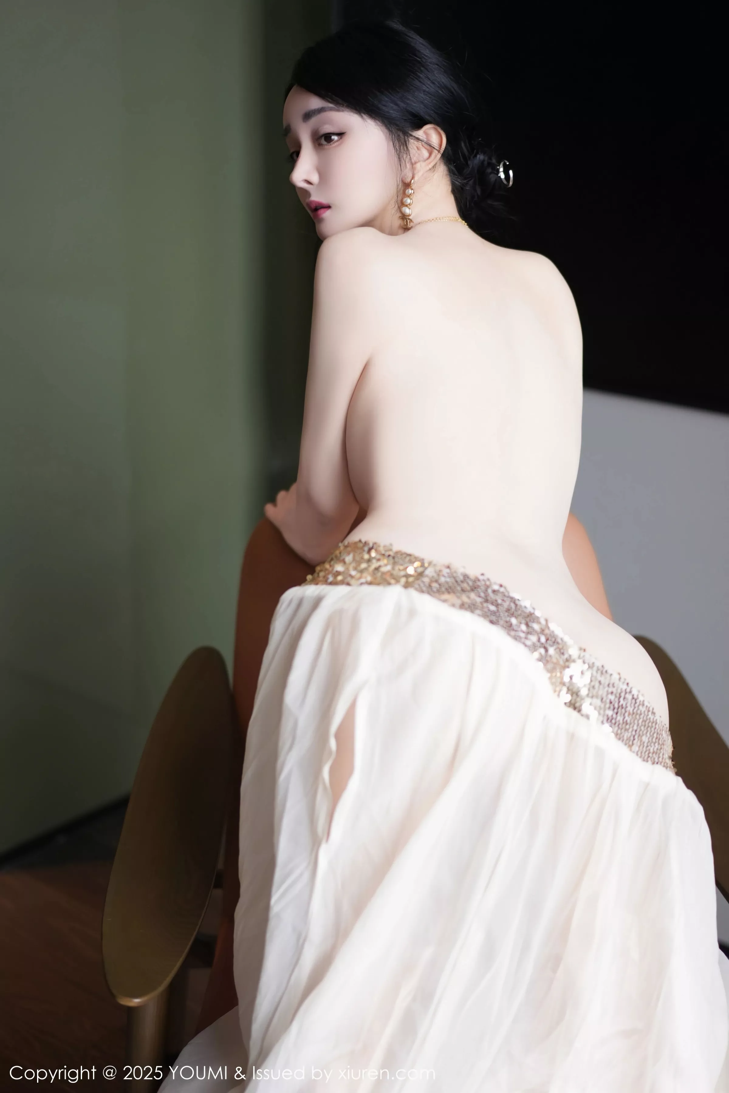 [YouMi尤蜜荟]Vol.1132_模特允爾薄纱服饰露性感金色吊坠式情趣内衣秀丰腴身姿诱惑写真62P