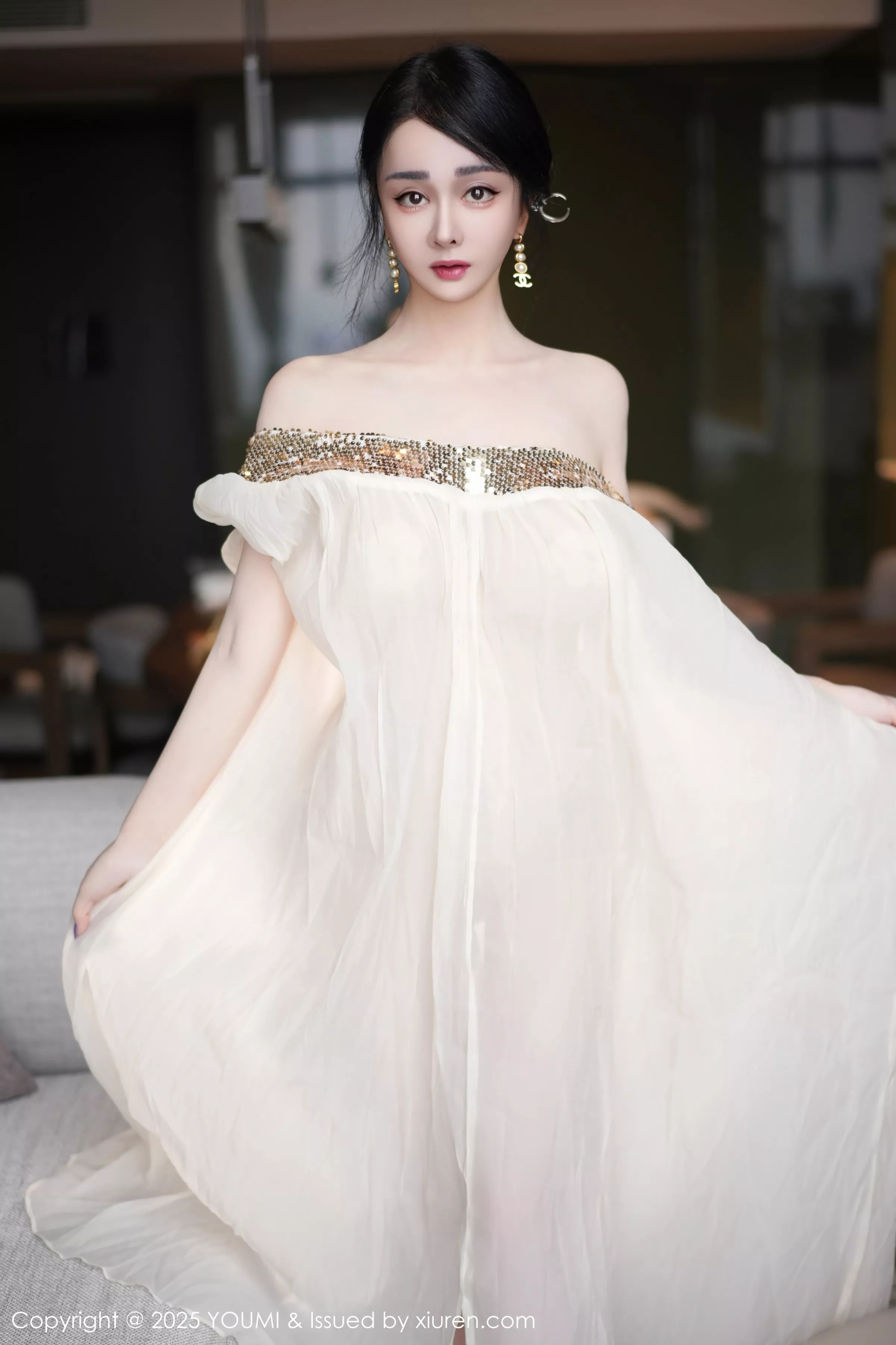 [YouMi尤蜜荟]Vol.1132_模特允爾薄纱服饰露性感金色吊坠式情趣内衣秀丰腴身姿诱惑写真62P