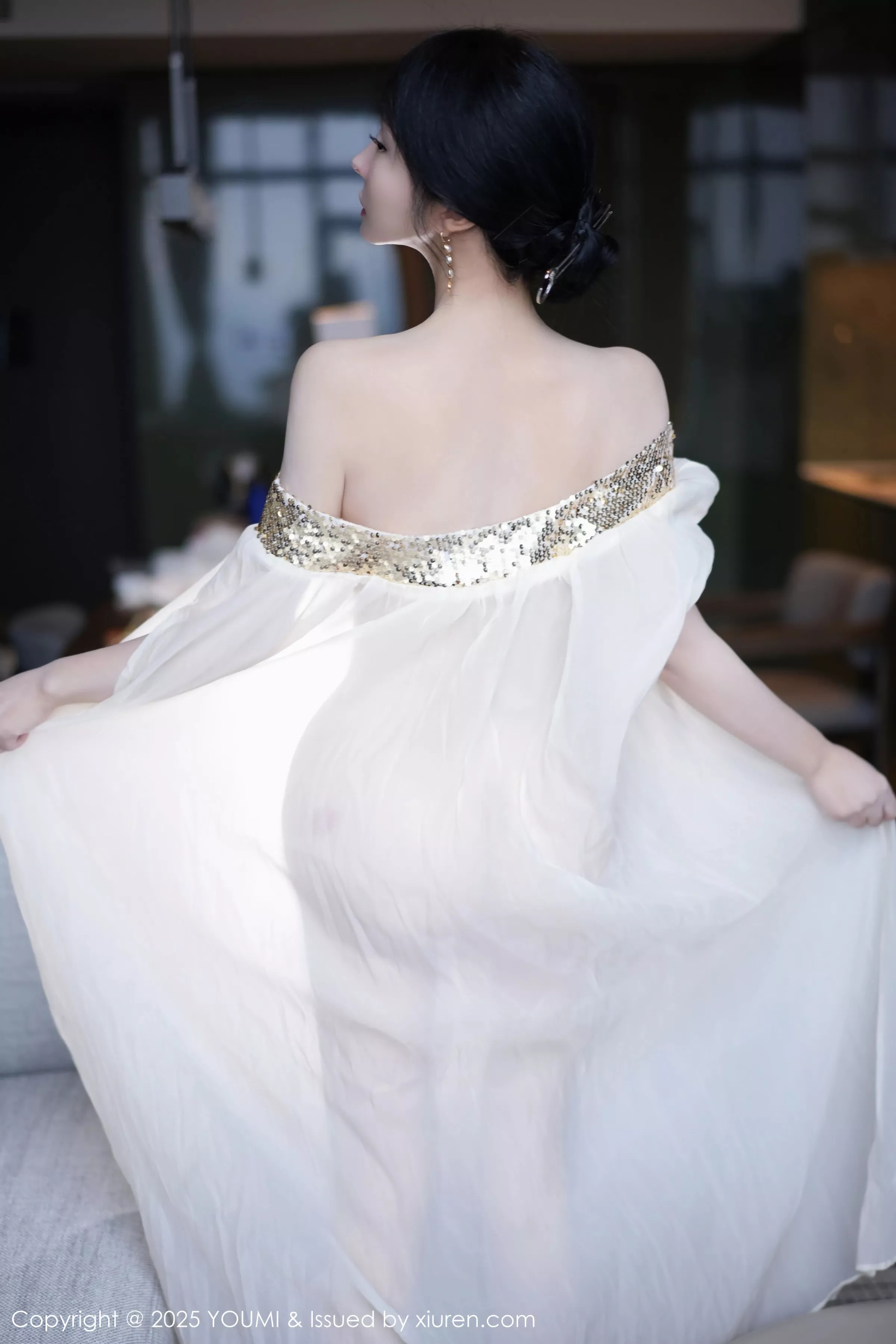 [YouMi尤蜜荟]Vol.1132_模特允爾薄纱服饰露性感金色吊坠式情趣内衣秀丰腴身姿诱惑写真62P