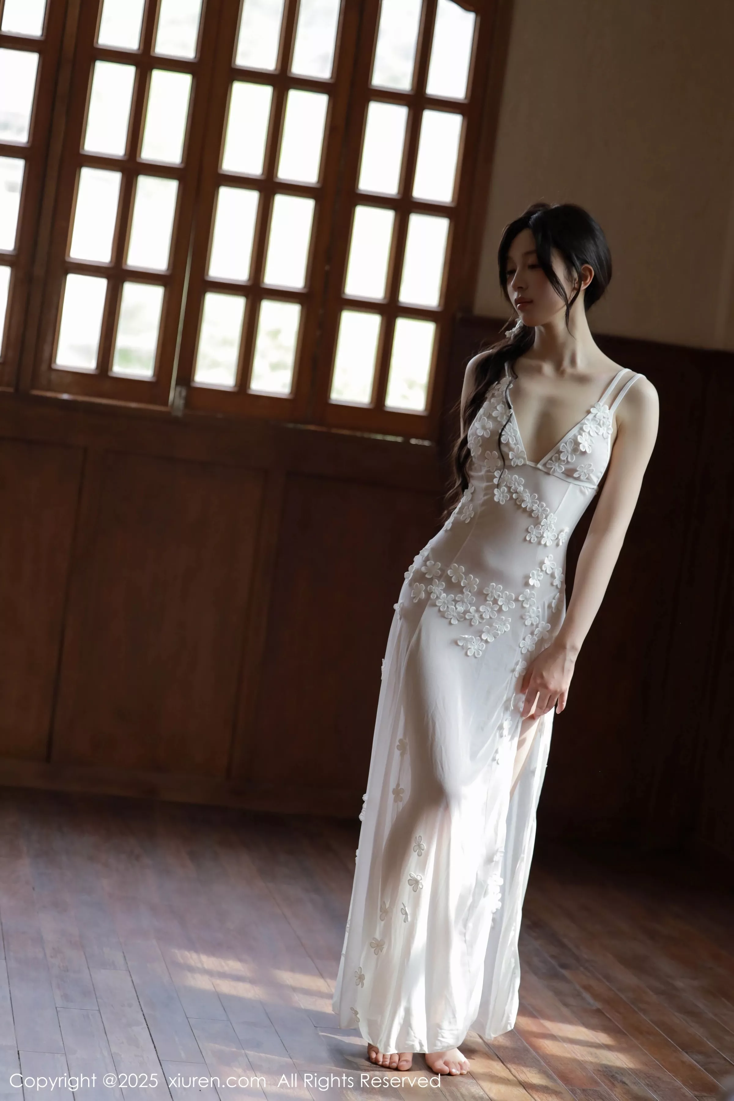 [[XiuRen秀人网]秀人网]No.10198_新人模特橙子酱Lillian白色蕾丝裙露金属情趣内衣秀美腿诱惑写真78P