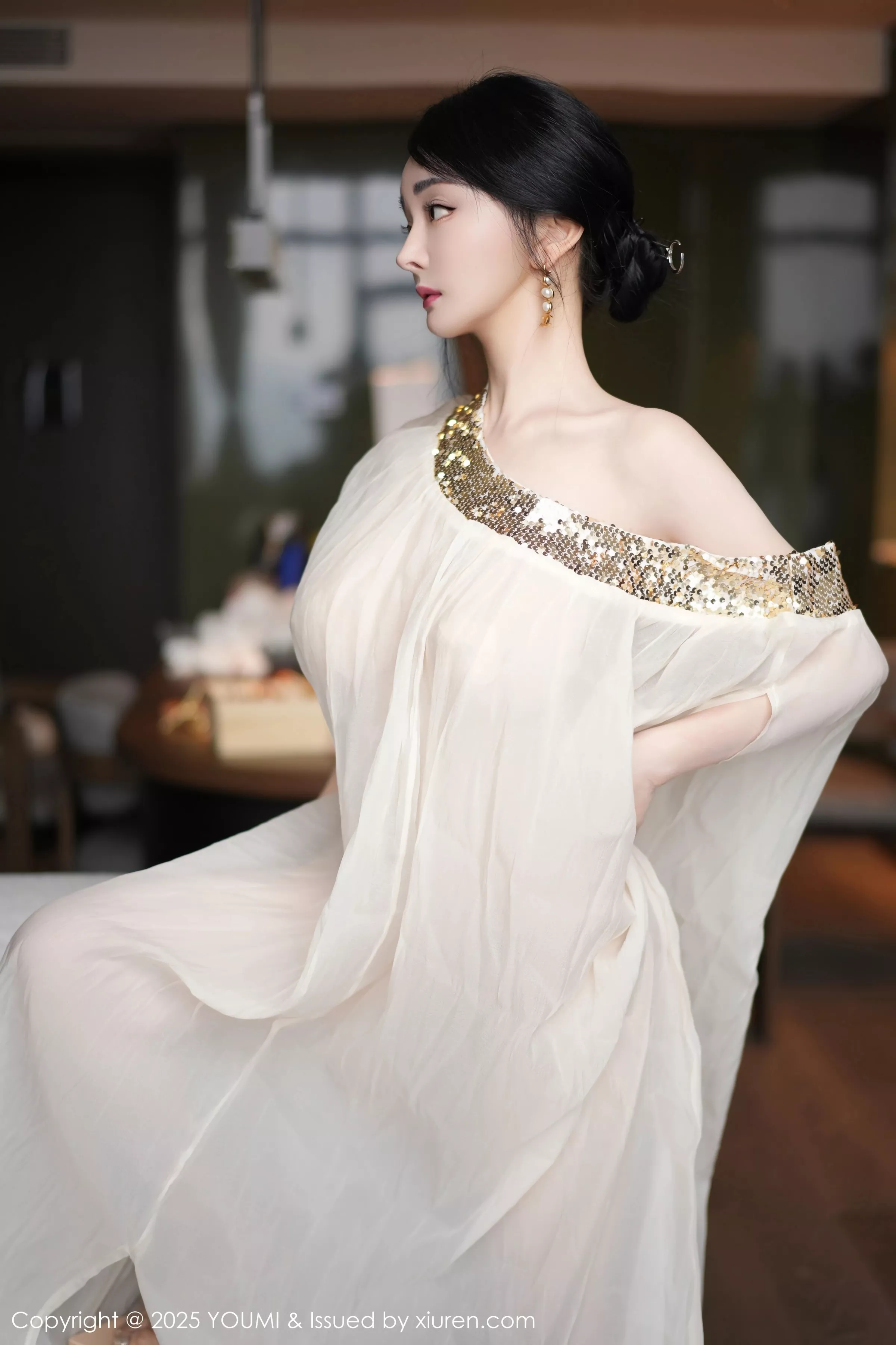 [YouMi尤蜜荟]Vol.1132_模特允爾薄纱服饰露性感金色吊坠式情趣内衣秀丰腴身姿诱惑写真62P