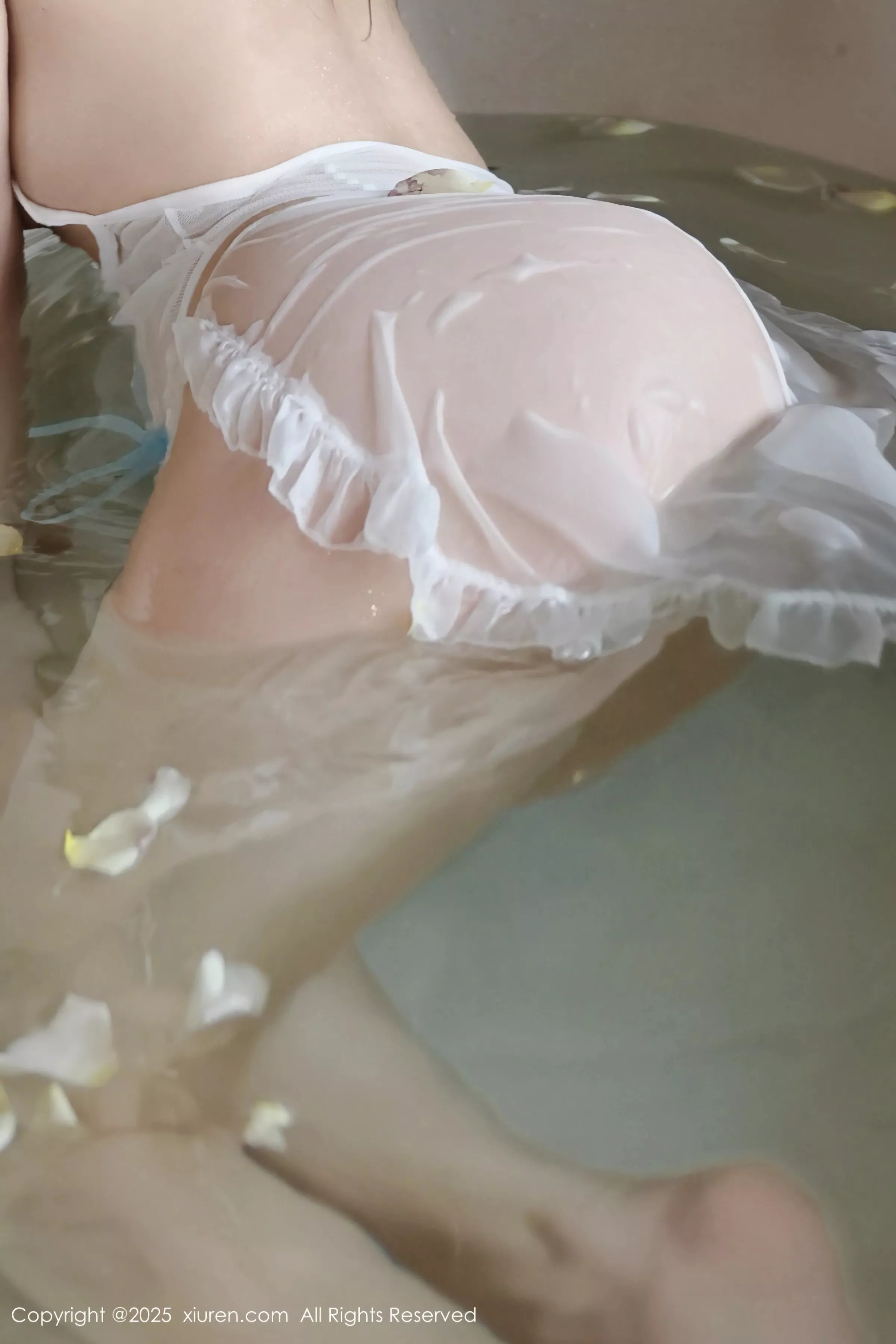 [[XiuRen秀人网]秀人网]No.10199_模特小芭乐温泉性感黑色比基尼+白色情趣服饰秀曼妙身姿诱惑写真86P