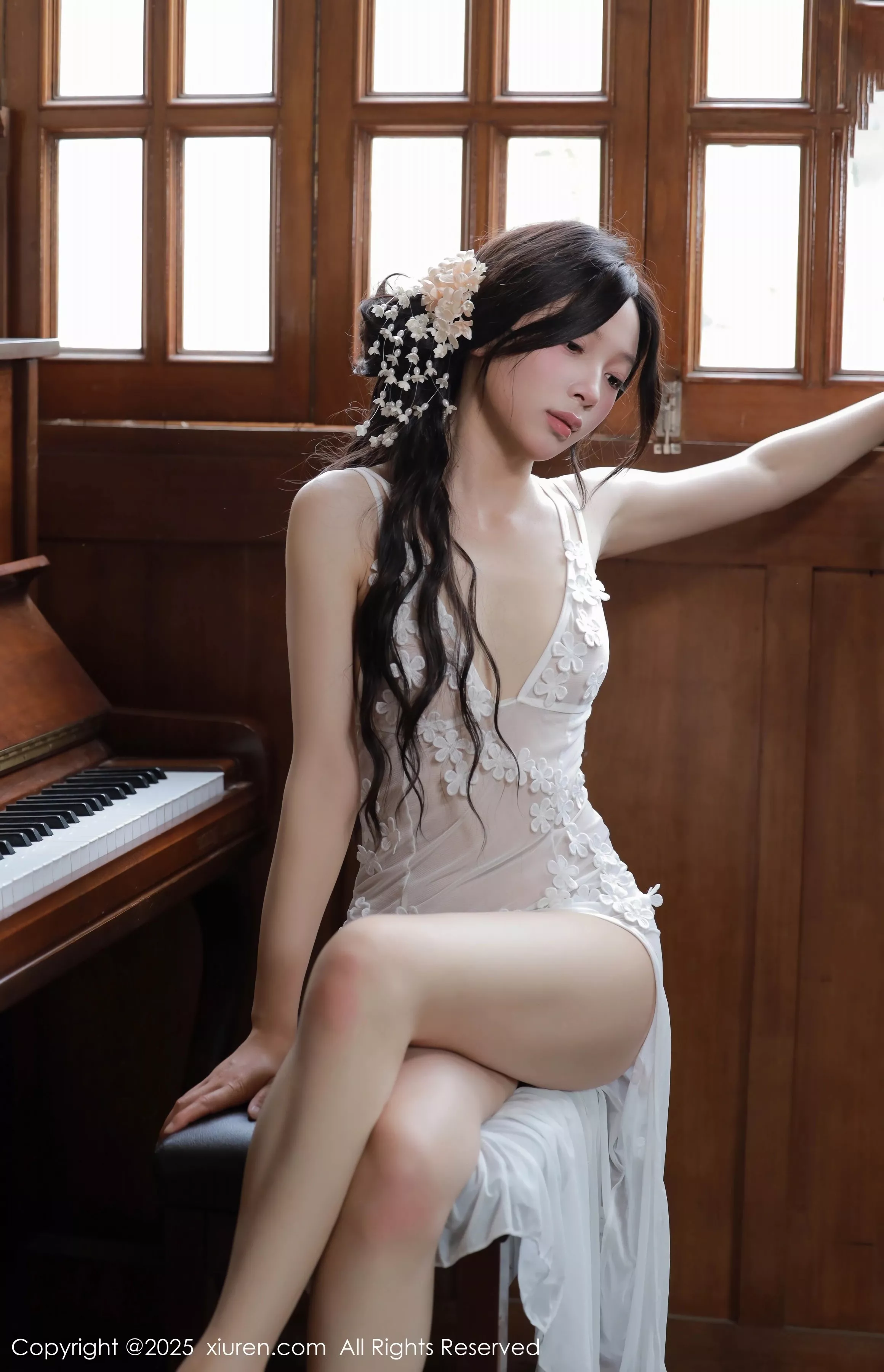 [[XiuRen秀人网]秀人网]No.10198_新人模特橙子酱Lillian白色蕾丝裙露金属情趣内衣秀美腿诱惑写真78P