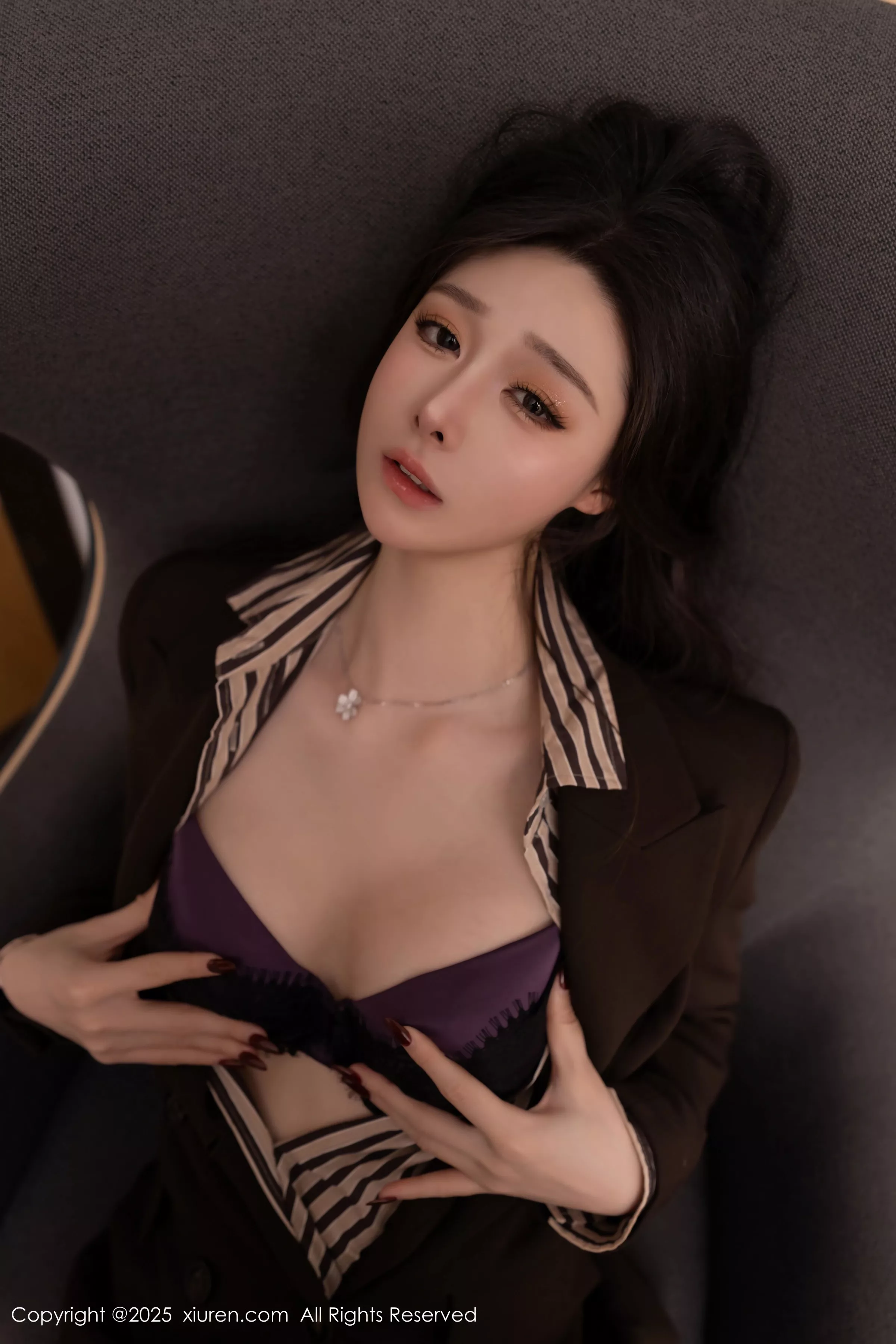 [[XiuRen秀人网]秀人网]No.10202_模特小逗逗性感衬衫露紫色蕾丝内衣配黑丝袜秀曼妙身姿诱惑写真80P