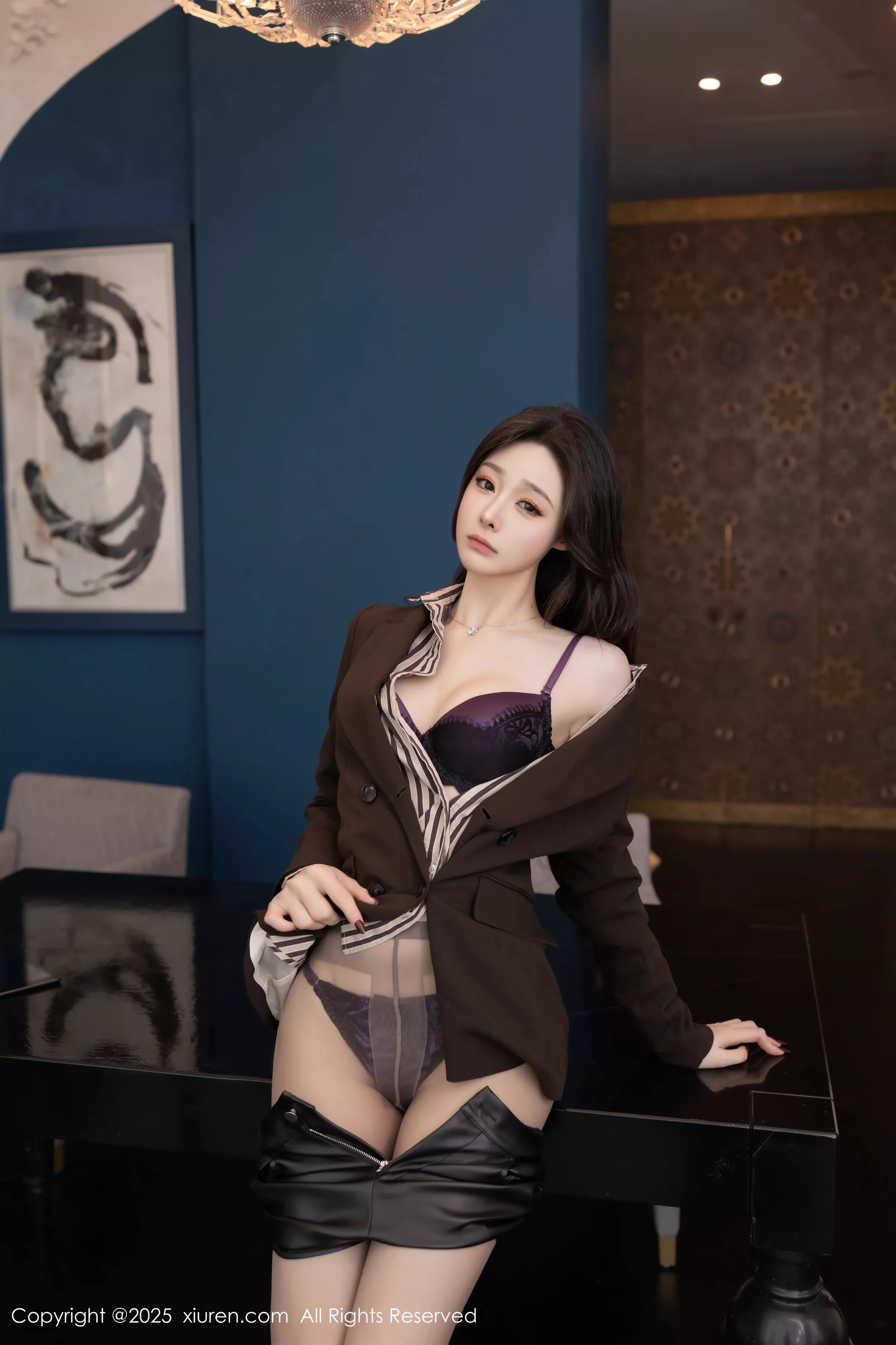 [[XiuRen秀人网]秀人网]No.10202_模特小逗逗性感衬衫露紫色蕾丝内衣配黑丝袜秀曼妙身姿诱惑写真80P