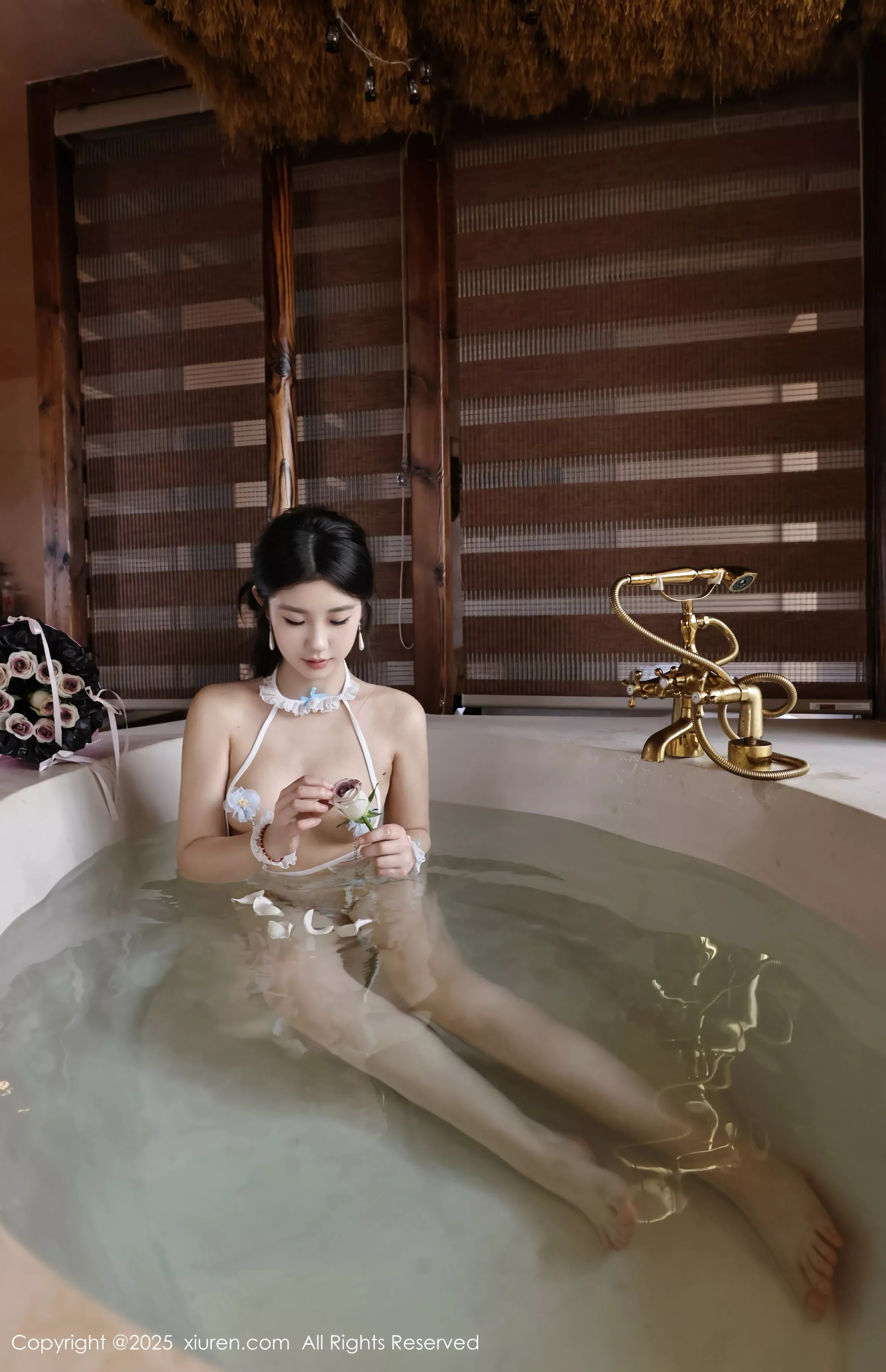 [[XiuRen秀人网]秀人网]No.10199_模特小芭乐温泉性感黑色比基尼+白色情趣服饰秀曼妙身姿诱惑写真86P