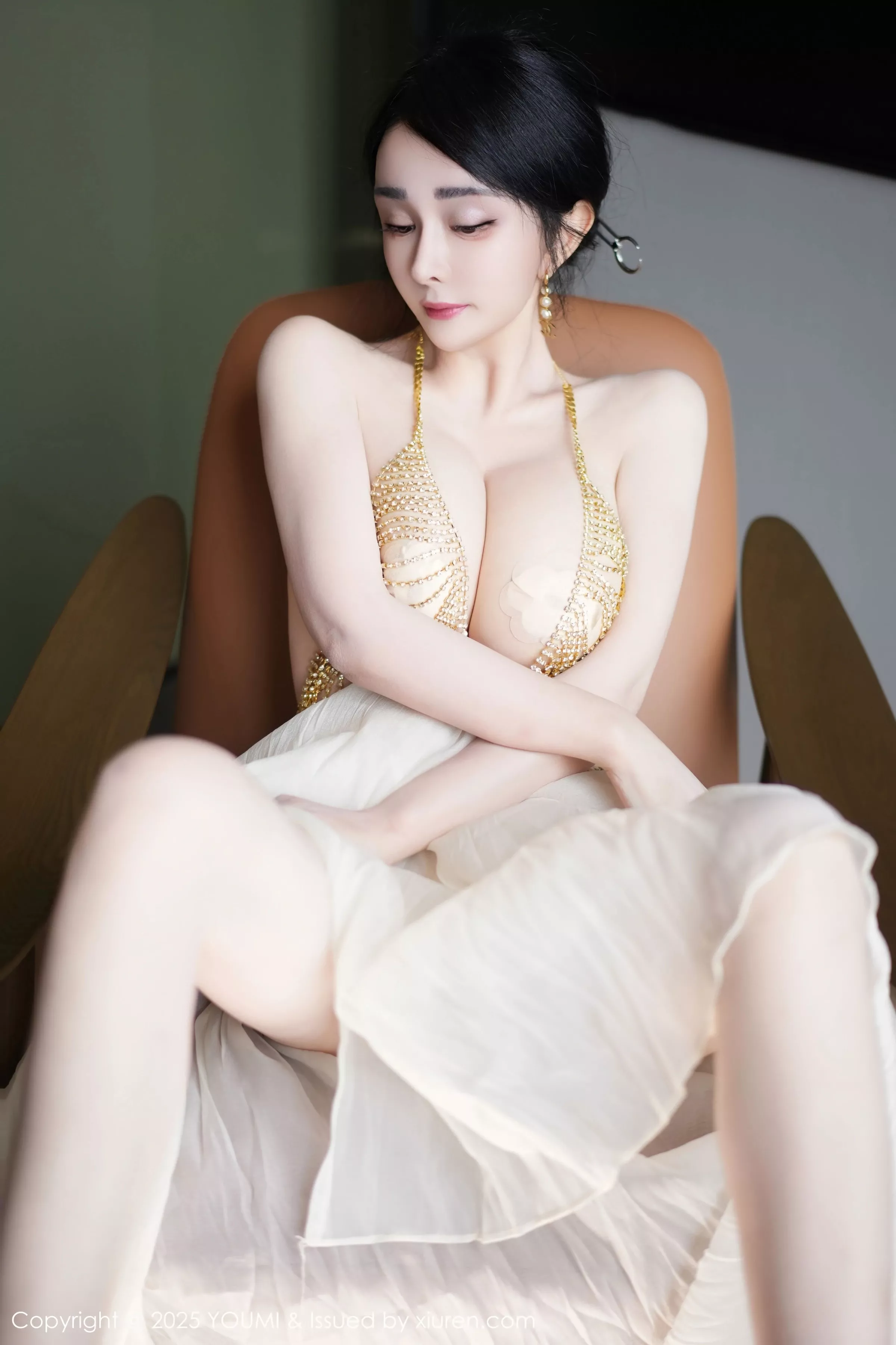 [YouMi尤蜜荟]Vol.1132_模特允爾薄纱服饰露性感金色吊坠式情趣内衣秀丰腴身姿诱惑写真62P