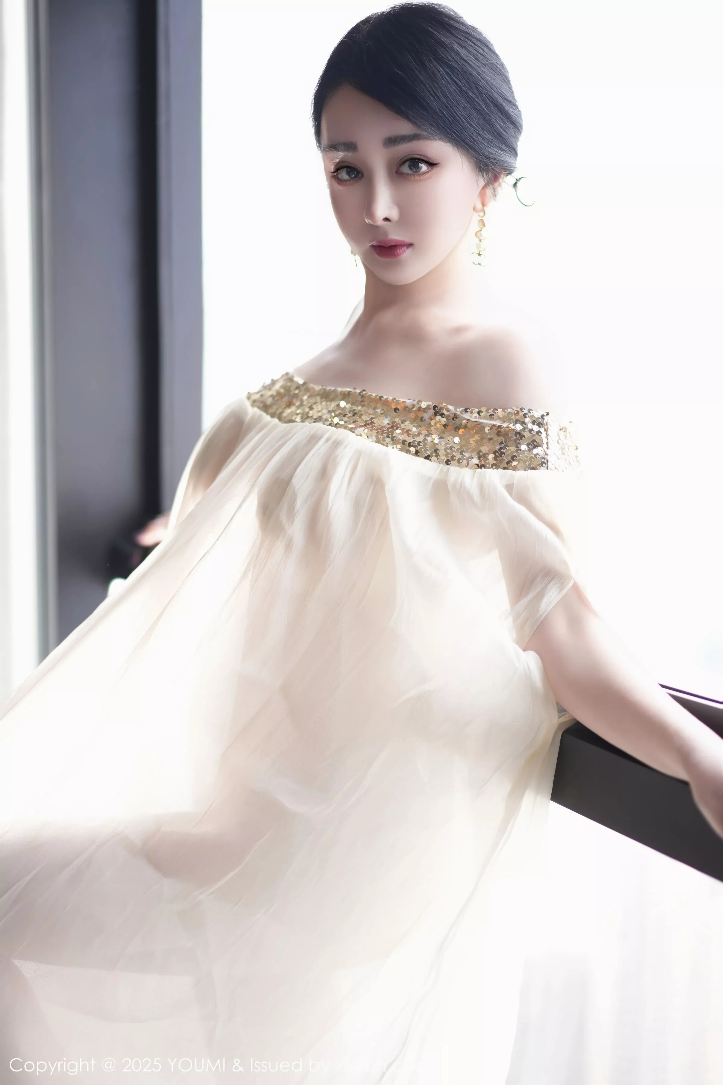 [YouMi尤蜜荟]Vol.1132_模特允爾薄纱服饰露性感金色吊坠式情趣内衣秀丰腴身姿诱惑写真62P