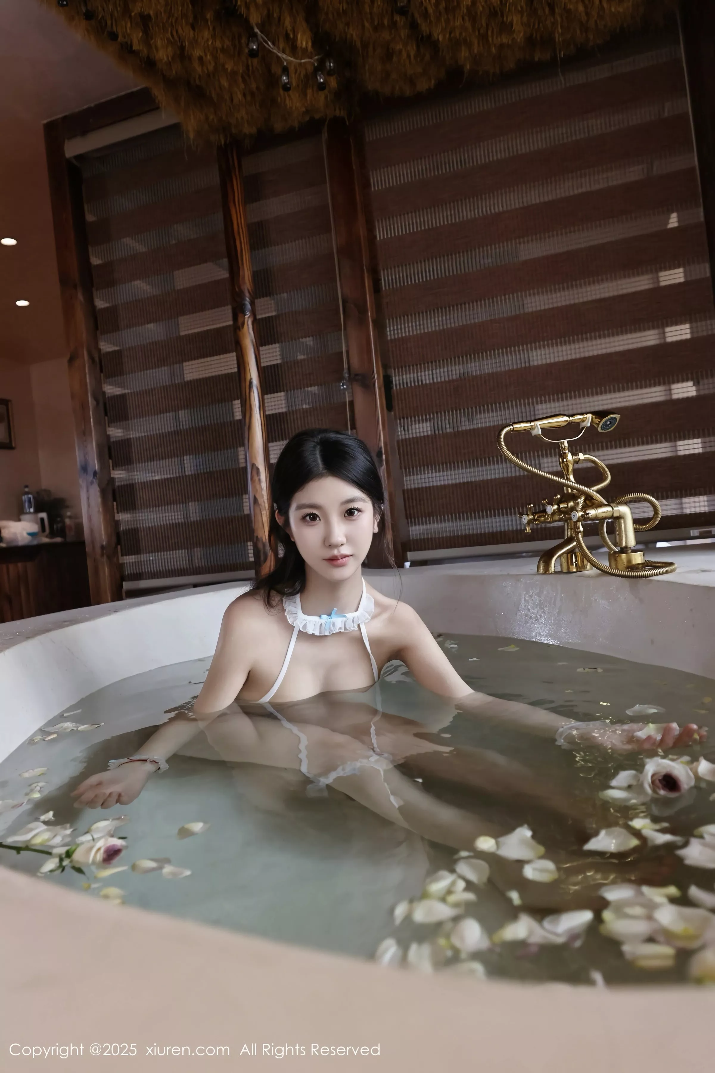 [[XiuRen秀人网]秀人网]No.10199_模特小芭乐温泉性感黑色比基尼+白色情趣服饰秀曼妙身姿诱惑写真86P