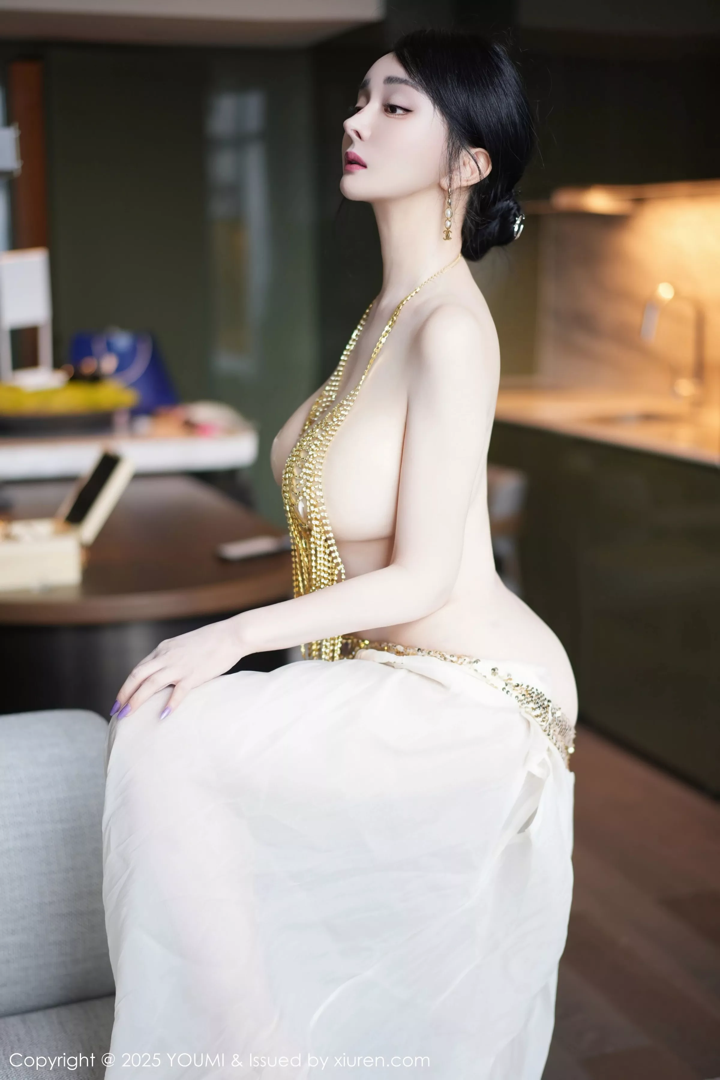 [YouMi尤蜜荟]Vol.1132_模特允爾薄纱服饰露性感金色吊坠式情趣内衣秀丰腴身姿诱惑写真62P