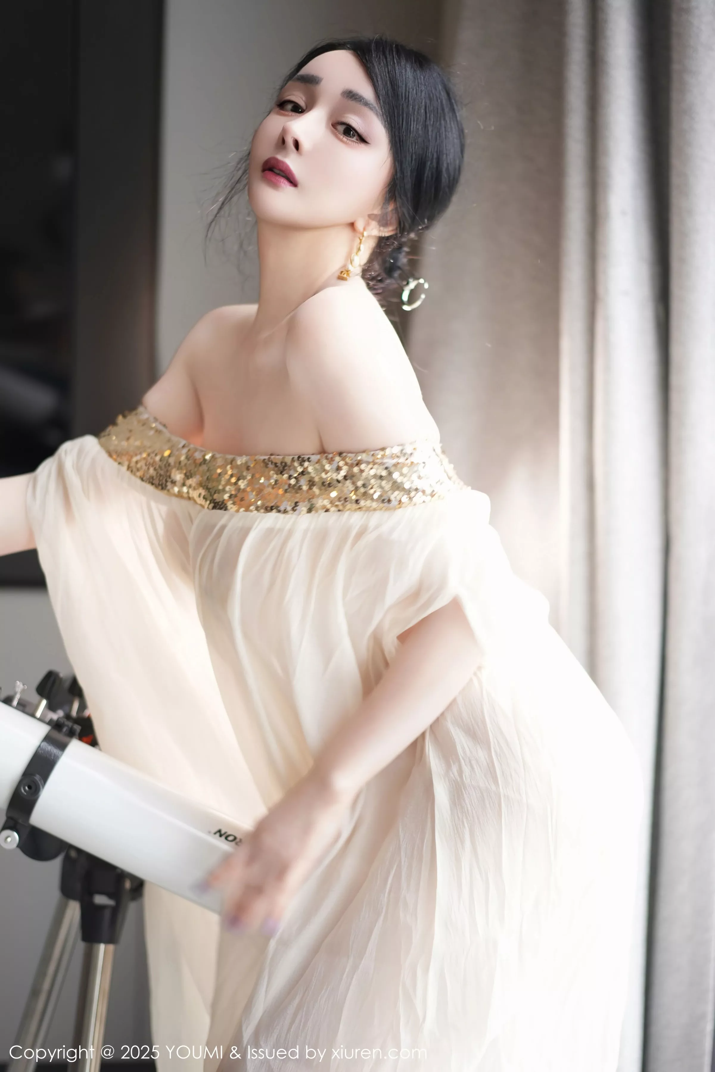 [YouMi尤蜜荟]Vol.1132_模特允爾薄纱服饰露性感金色吊坠式情趣内衣秀丰腴身姿诱惑写真62P