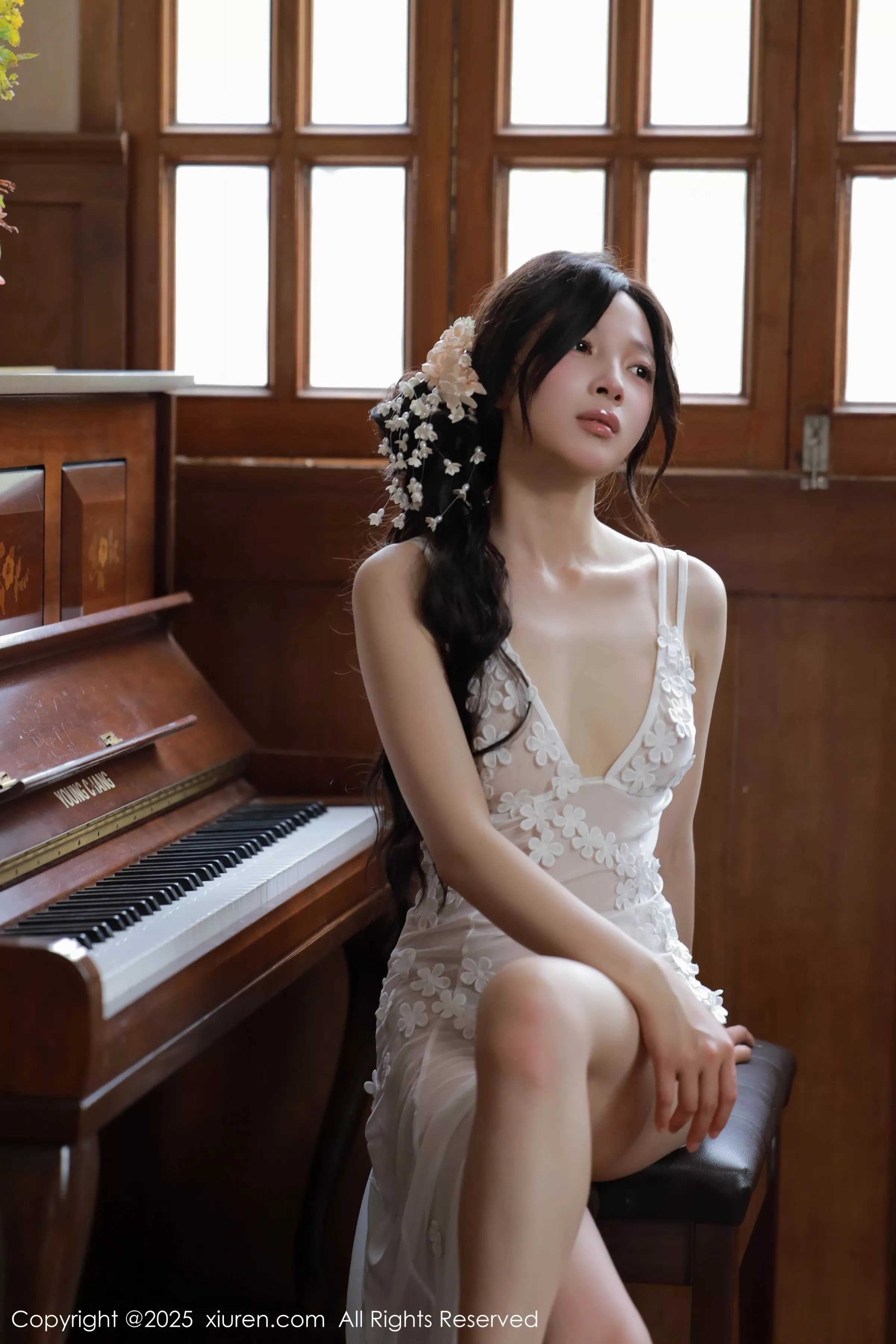 [[XiuRen秀人网]秀人网]No.10198_新人模特橙子酱Lillian白色蕾丝裙露金属情趣内衣秀美腿诱惑写真78P