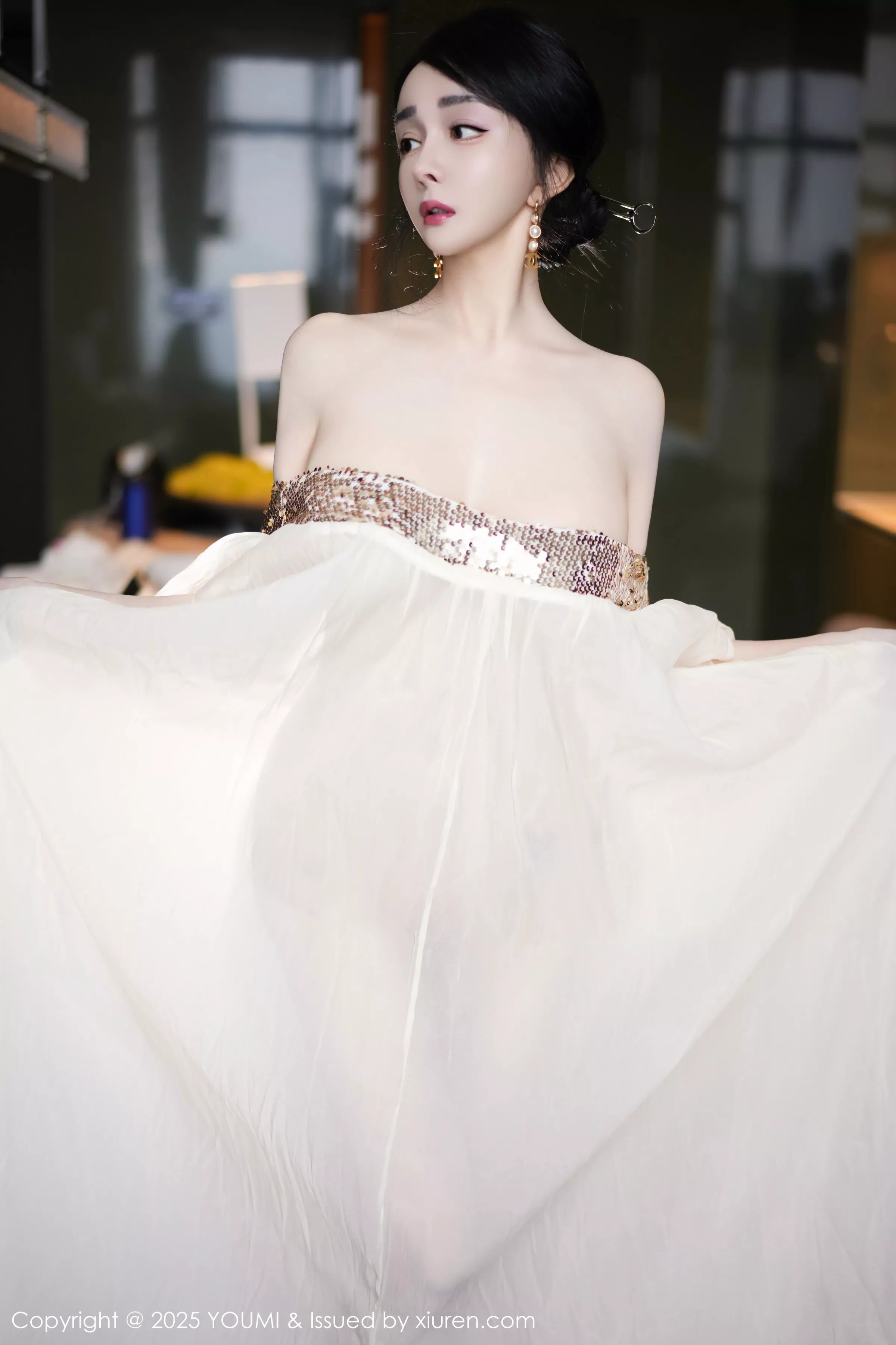 [YouMi尤蜜荟]Vol.1132_模特允爾薄纱服饰露性感金色吊坠式情趣内衣秀丰腴身姿诱惑写真62P