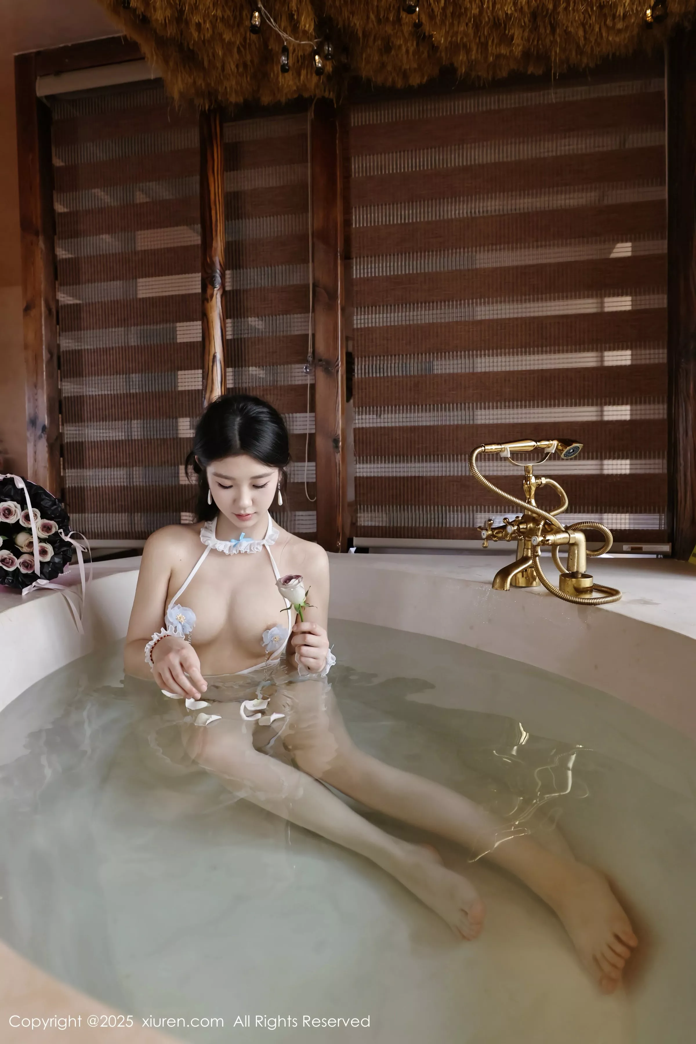 [[XiuRen秀人网]秀人网]No.10199_模特小芭乐温泉性感黑色比基尼+白色情趣服饰秀曼妙身姿诱惑写真86P