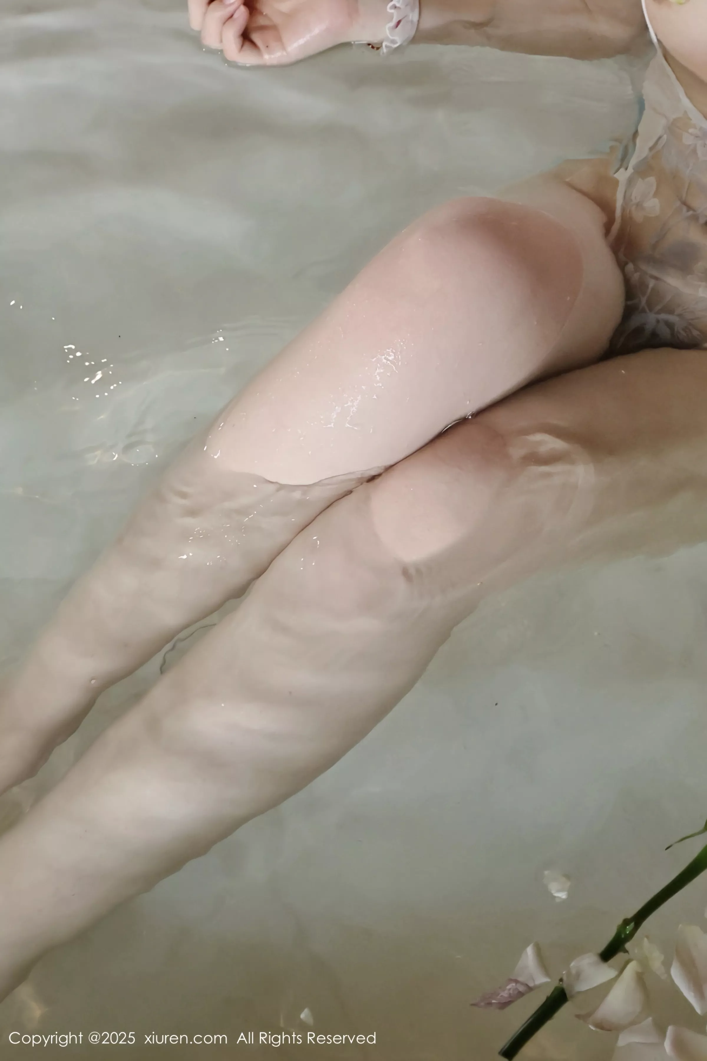 [[XiuRen秀人网]秀人网]No.10199_模特小芭乐温泉性感黑色比基尼+白色情趣服饰秀曼妙身姿诱惑写真86P