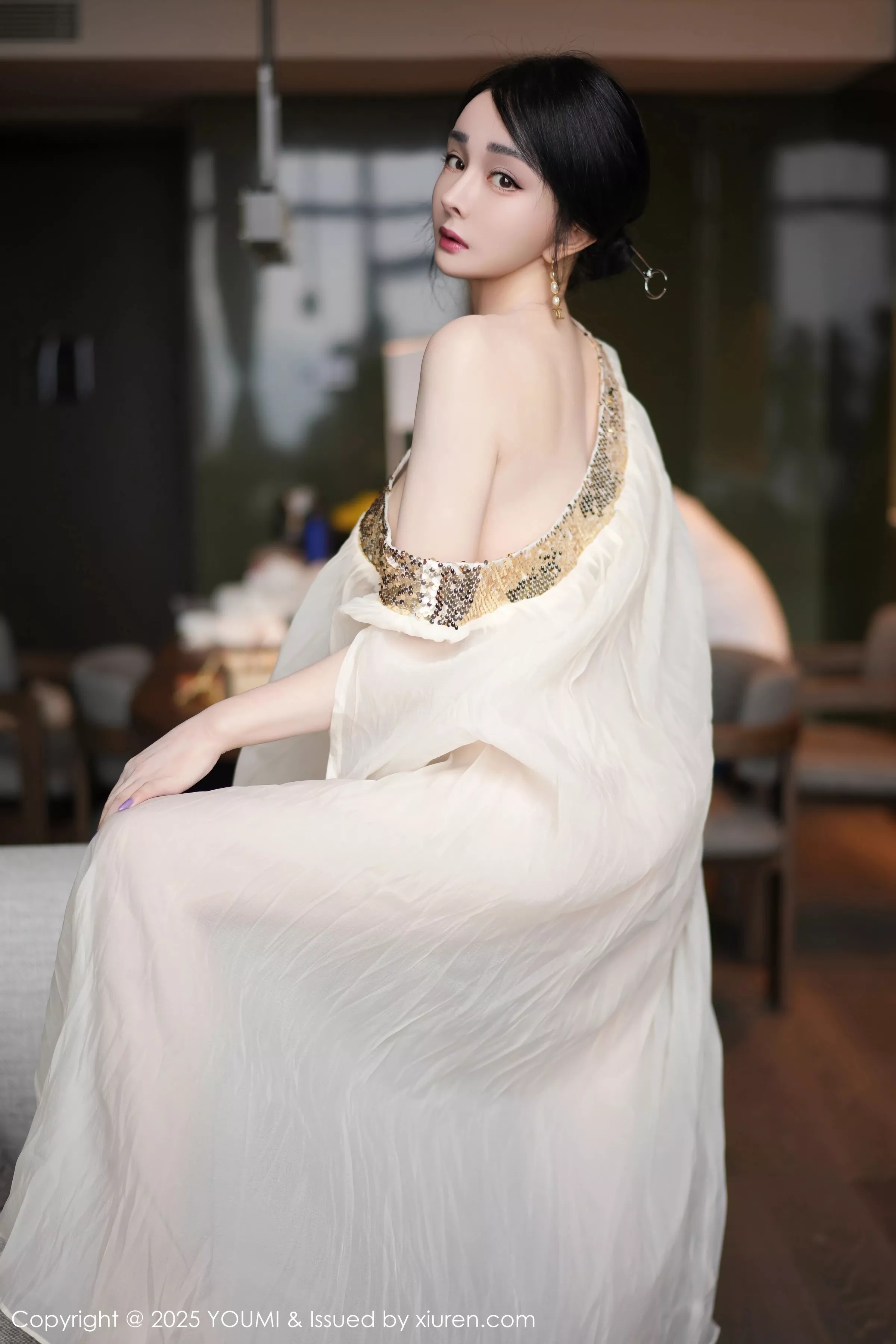 [YouMi尤蜜荟]Vol.1132_模特允爾薄纱服饰露性感金色吊坠式情趣内衣秀丰腴身姿诱惑写真62P
