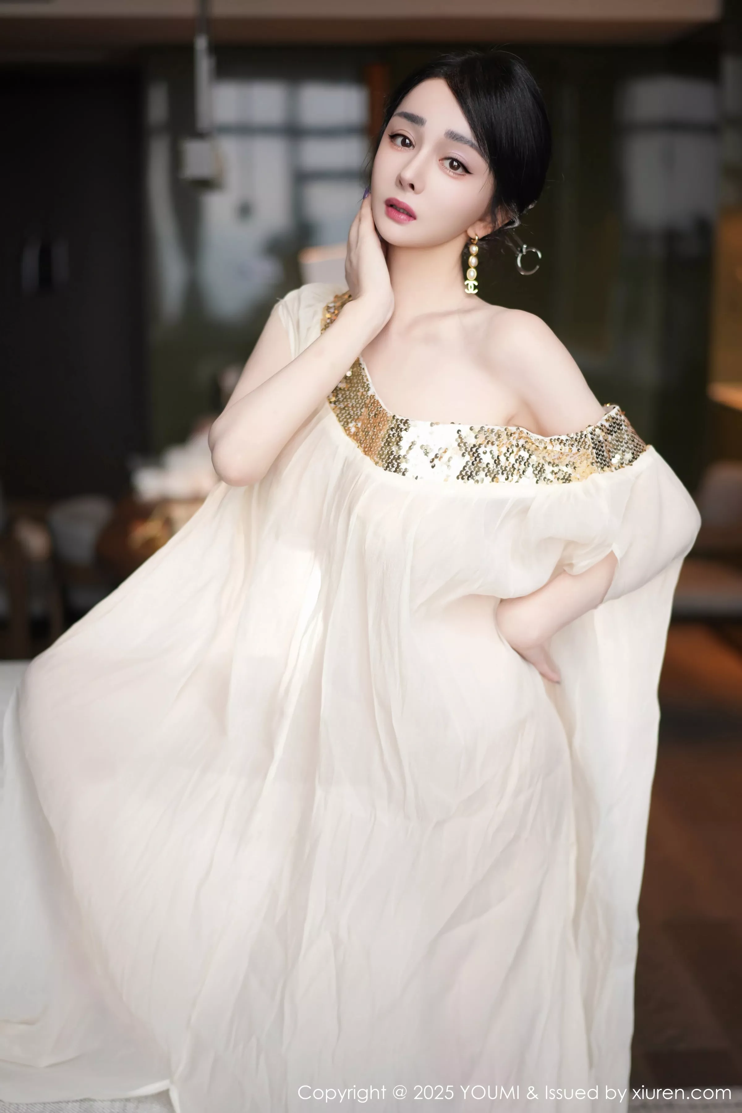 [YouMi尤蜜荟]Vol.1132_模特允爾薄纱服饰露性感金色吊坠式情趣内衣秀丰腴身姿诱惑写真62P