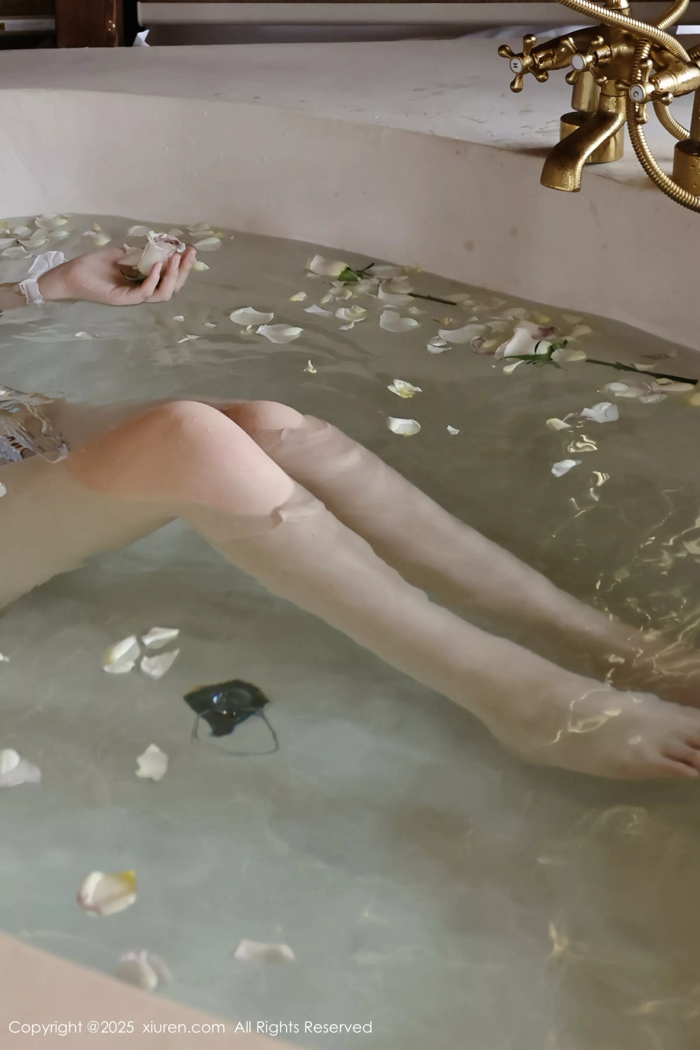 [[XiuRen秀人网]秀人网]No.10199_模特小芭乐温泉性感黑色比基尼+白色情趣服饰秀曼妙身姿诱惑写真86P