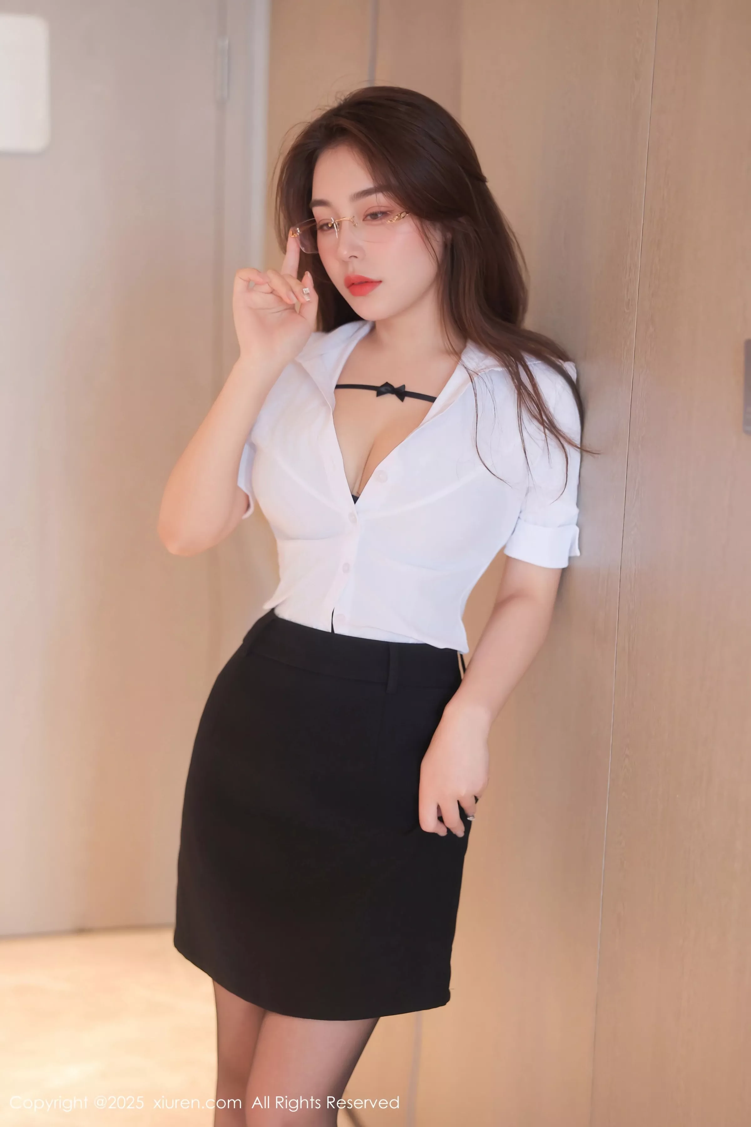 [[XiuRen秀人网]秀人网]No.10204_新人模特云璎珞性感OL服饰露黑色内衣配黑丝吊袜秀美腿诱惑写真76P