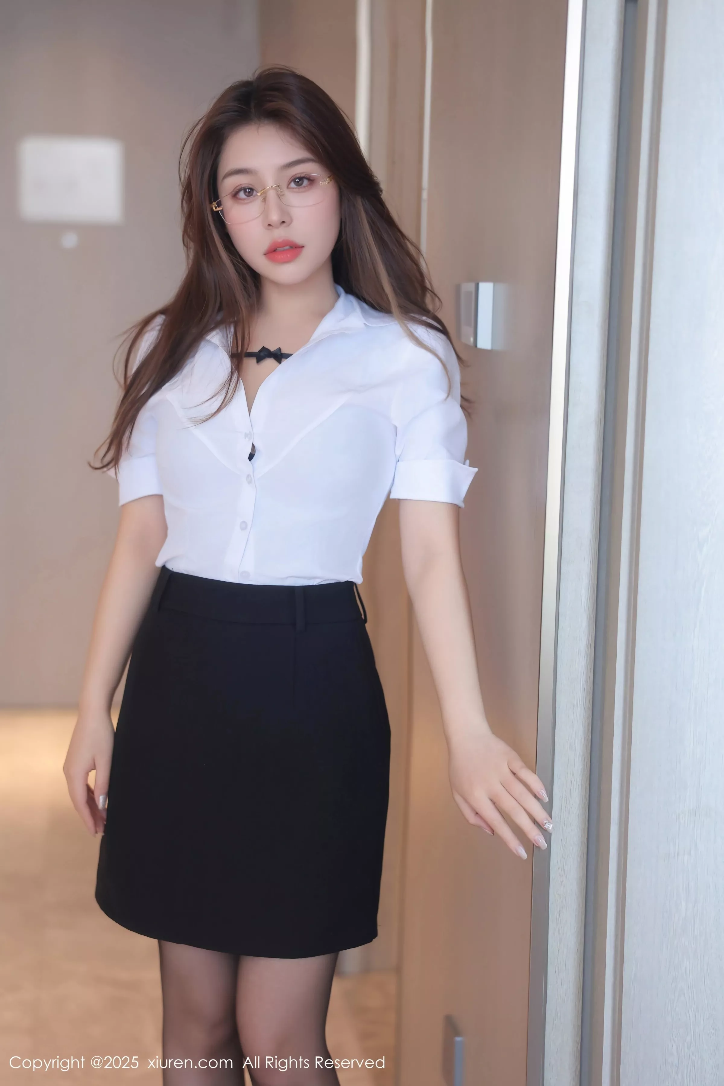 [[XiuRen秀人网]秀人网]No.10204_新人模特云璎珞性感OL服饰露黑色内衣配黑丝吊袜秀美腿诱惑写真76P