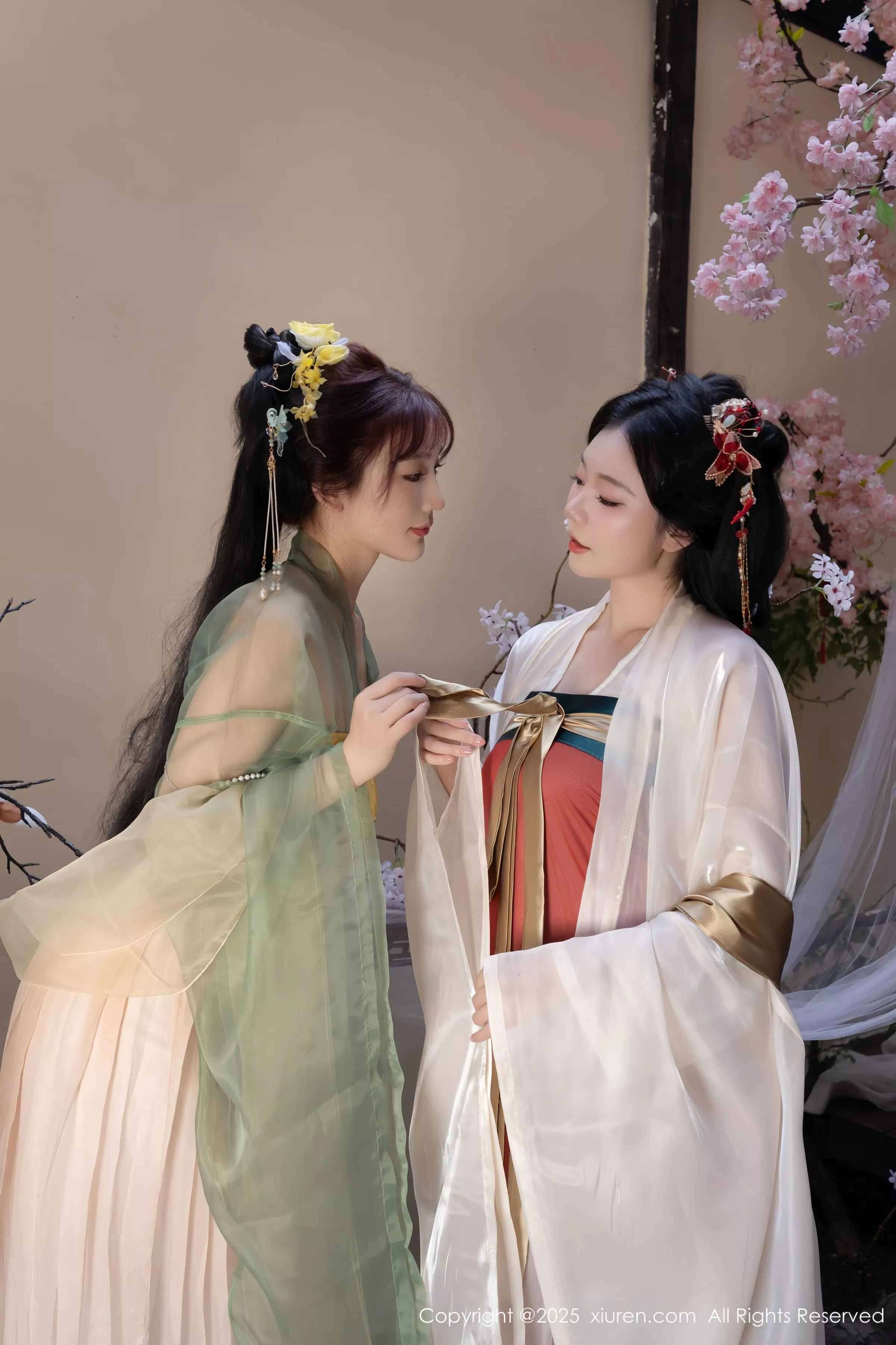 [[XiuRen秀人网]秀人网]No.10223_模特合集女神陆萱萱＆安然anran激情互动薄纱古装撩人诱惑写真80P