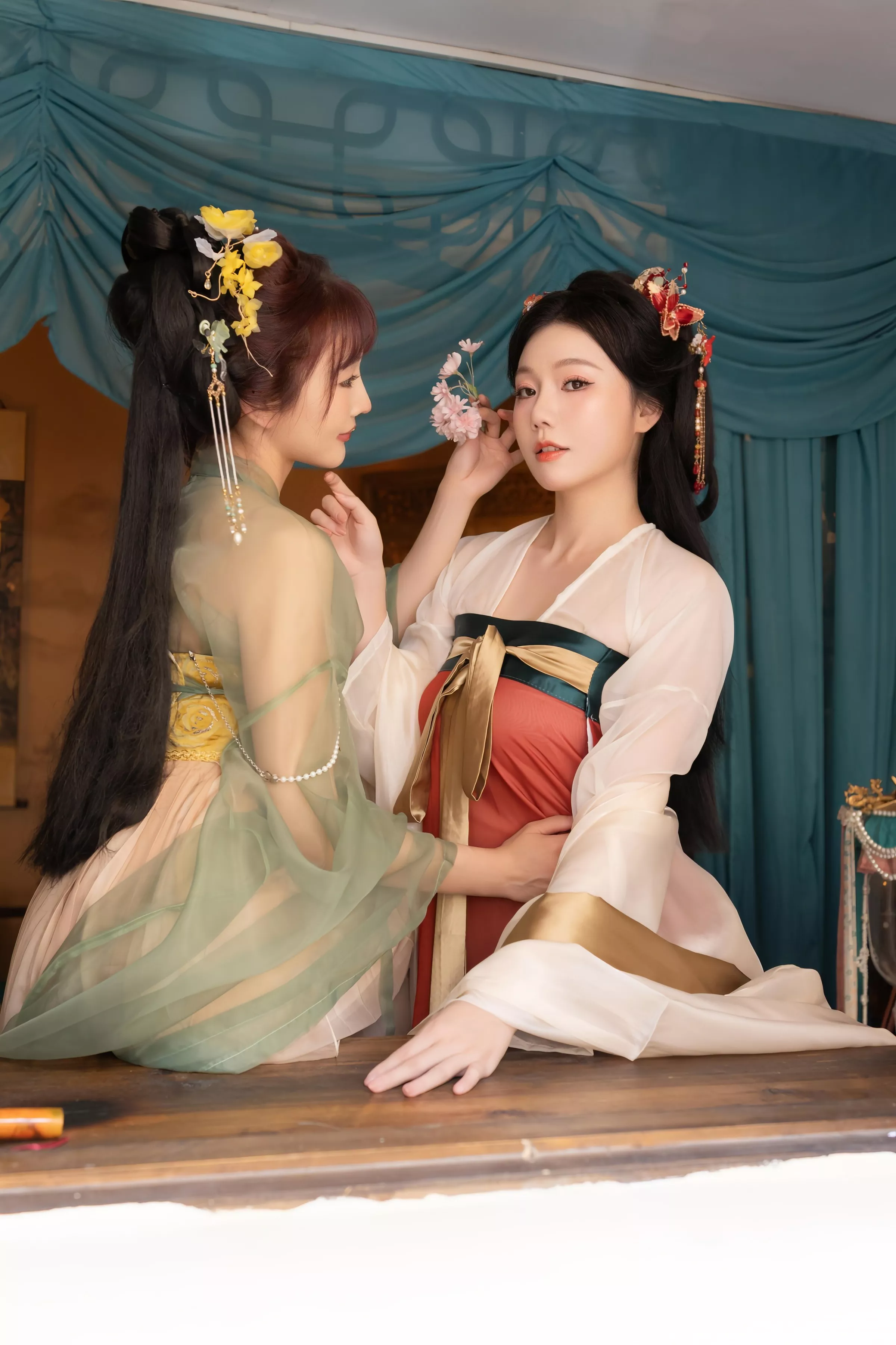 [[XiuRen秀人网]秀人网]No.10223_模特合集女神陆萱萱＆安然anran激情互动薄纱古装撩人诱惑写真80P