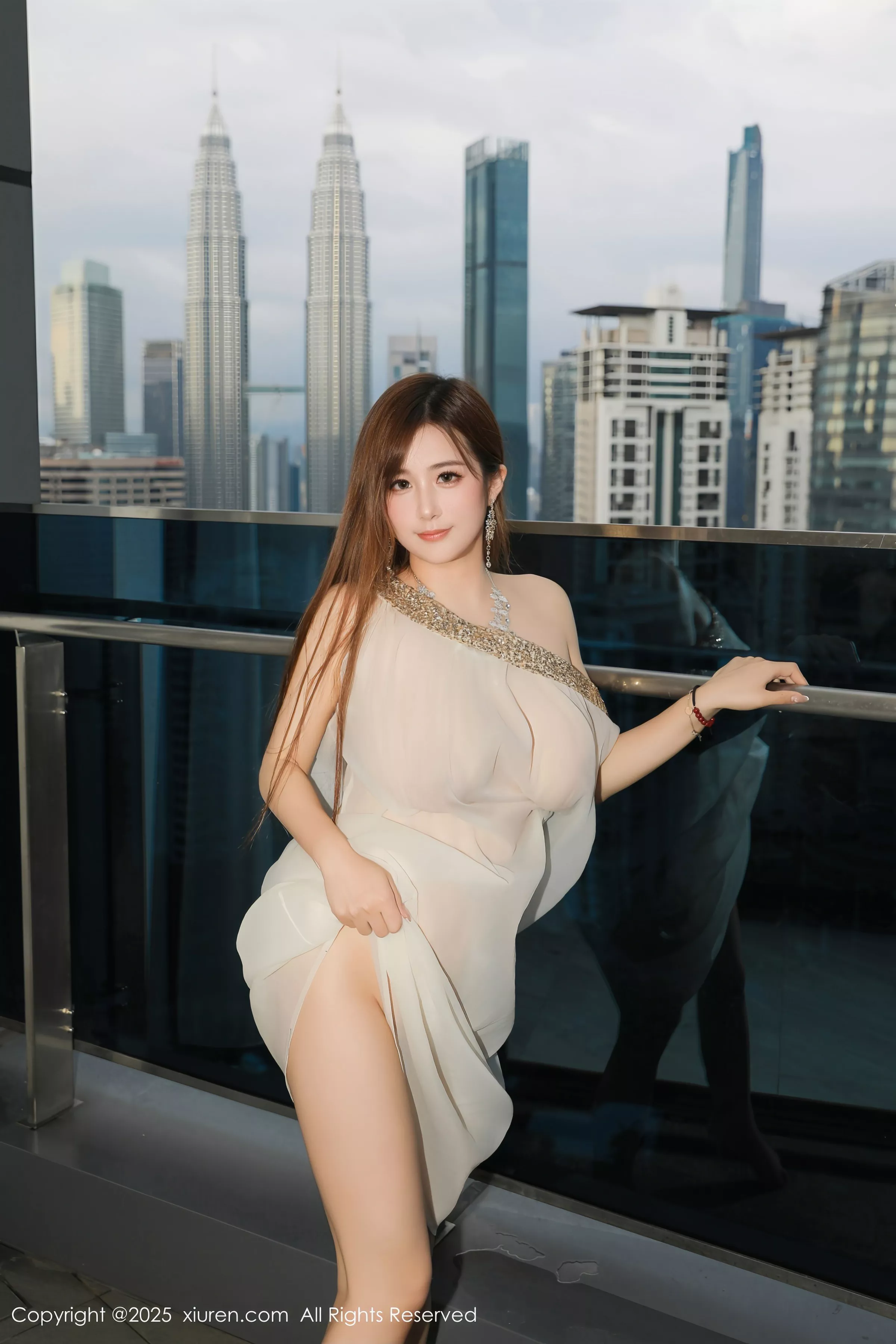 [[XiuRen秀人网]秀人网]No.10218_模特小肉肉咪性感白色泳衣+肉色薄透裙秀凹凸身材撩人诱惑写真77P