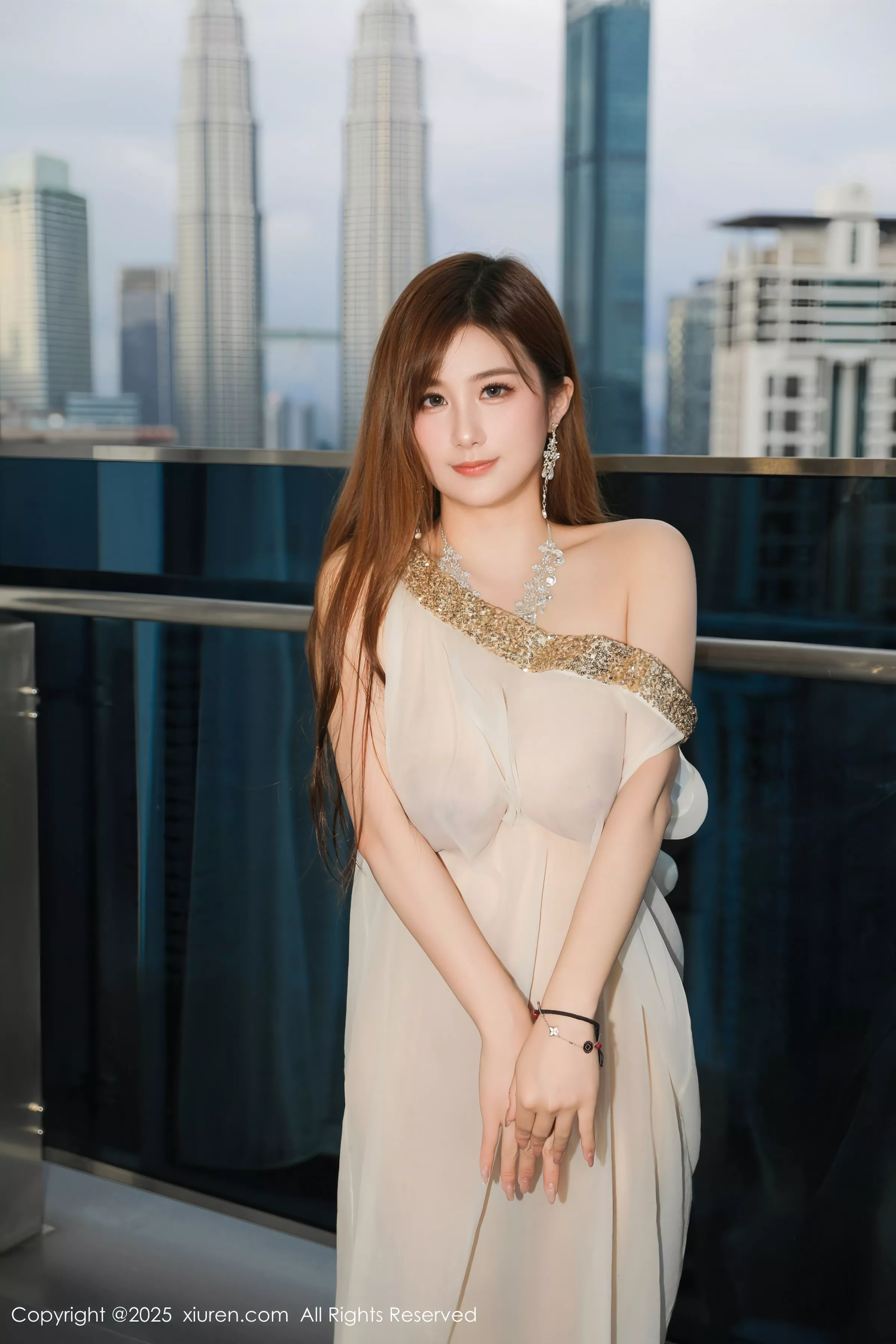 [[XiuRen秀人网]秀人网]No.10218_模特小肉肉咪性感白色泳衣+肉色薄透裙秀凹凸身材撩人诱惑写真77P