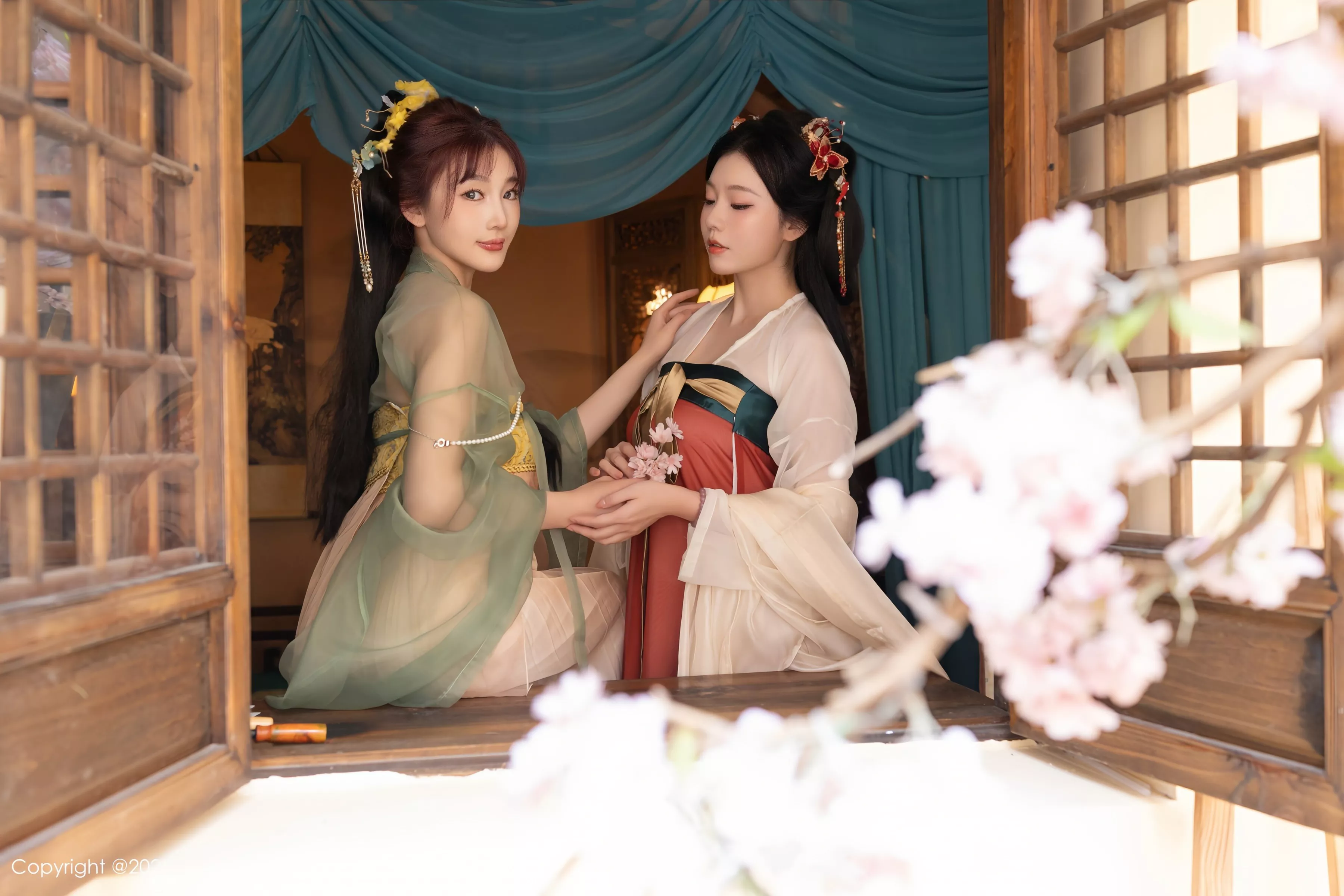 [[XiuRen秀人网]秀人网]No.10223_模特合集女神陆萱萱＆安然anran激情互动薄纱古装撩人诱惑写真80P