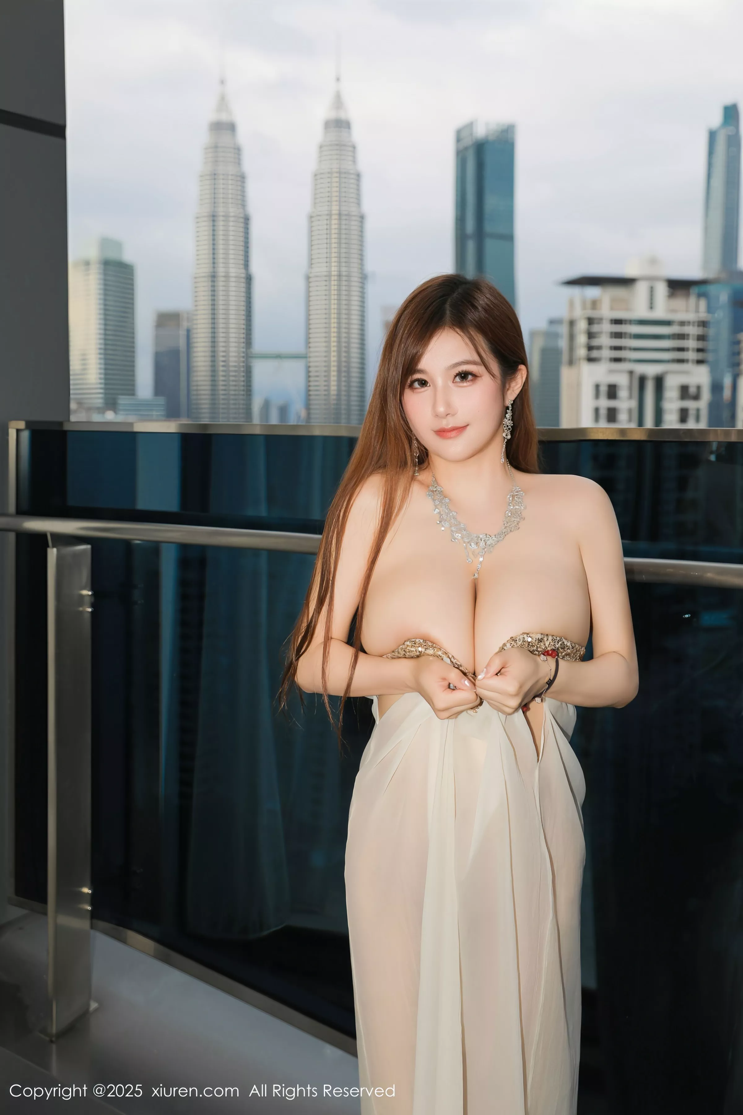 [[XiuRen秀人网]秀人网]No.10218_模特小肉肉咪性感白色泳衣+肉色薄透裙秀凹凸身材撩人诱惑写真77P