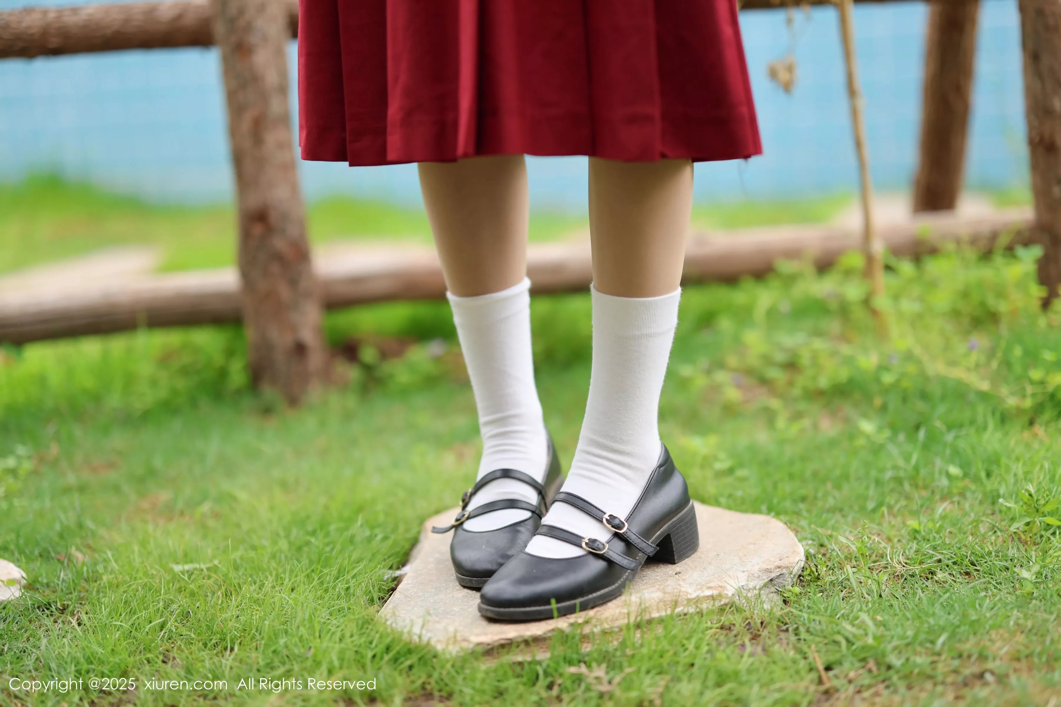 [[XiuRen秀人网]秀人网]No.10215_新人模特茂木希子性感红色裙子配肉色丝袜秀完美曲线诱惑写真82P