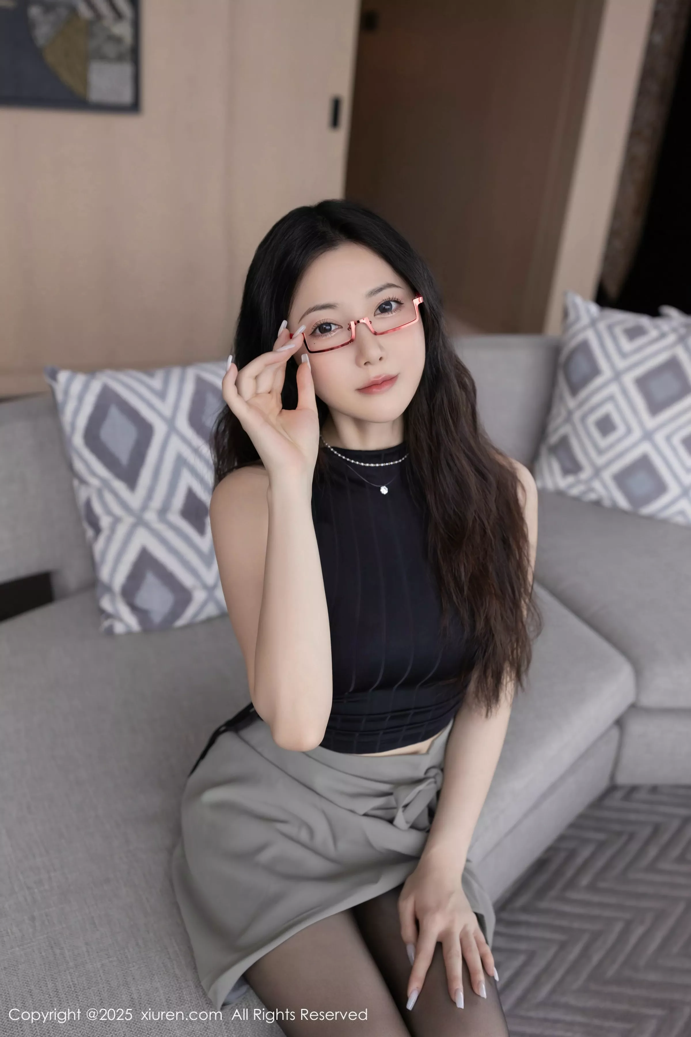 [[XiuRen秀人网]秀人网]No.10231_模特鱼子酱Fish私房性感紫色内衣配黑丝吊袜秀完美身材诱惑写真80P