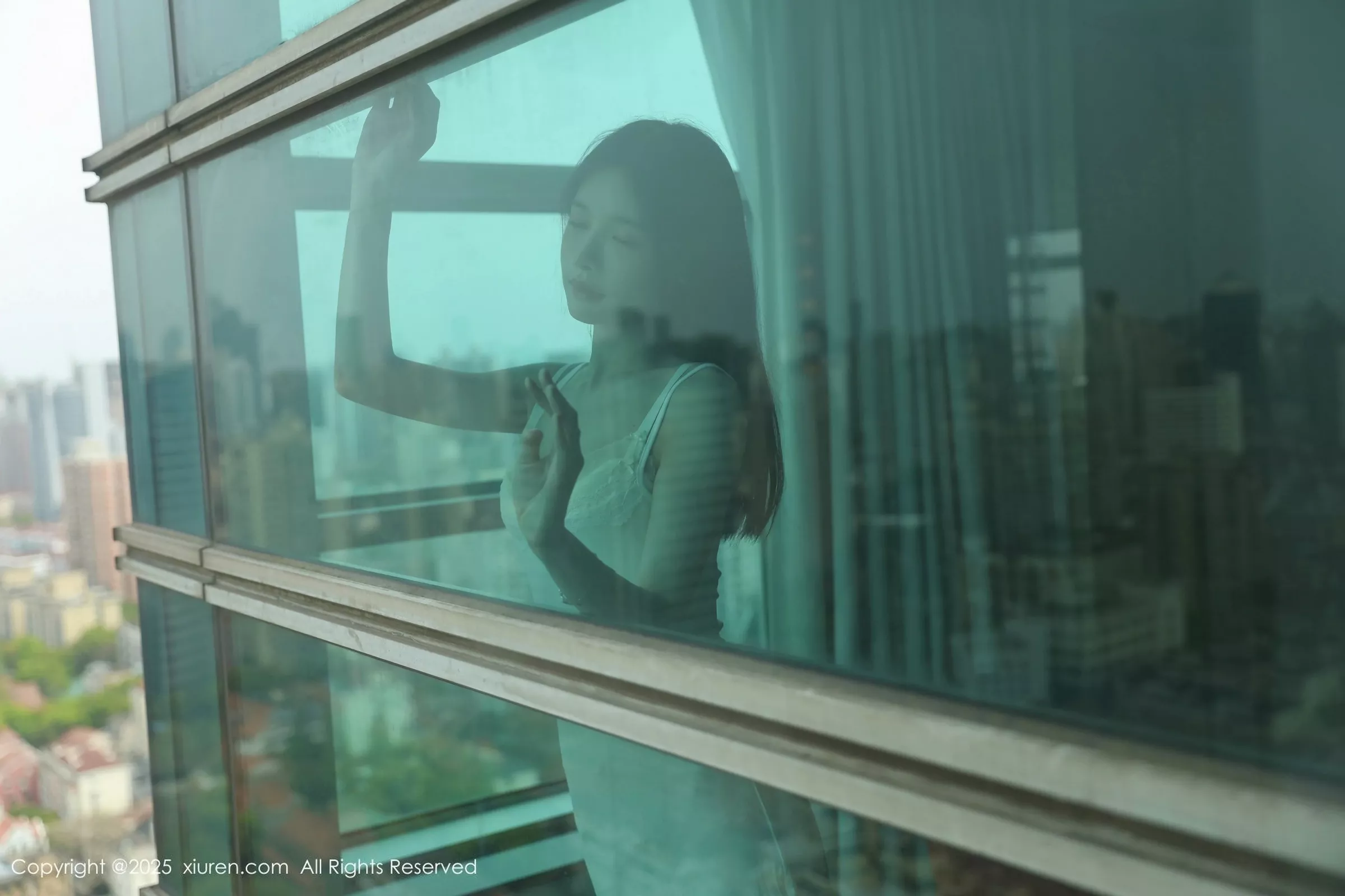 [[XiuRen秀人网]秀人网]No.10226_模特布丁wow性感白色连衣短裙配肉色丝袜秀完美身材诱惑写真80P