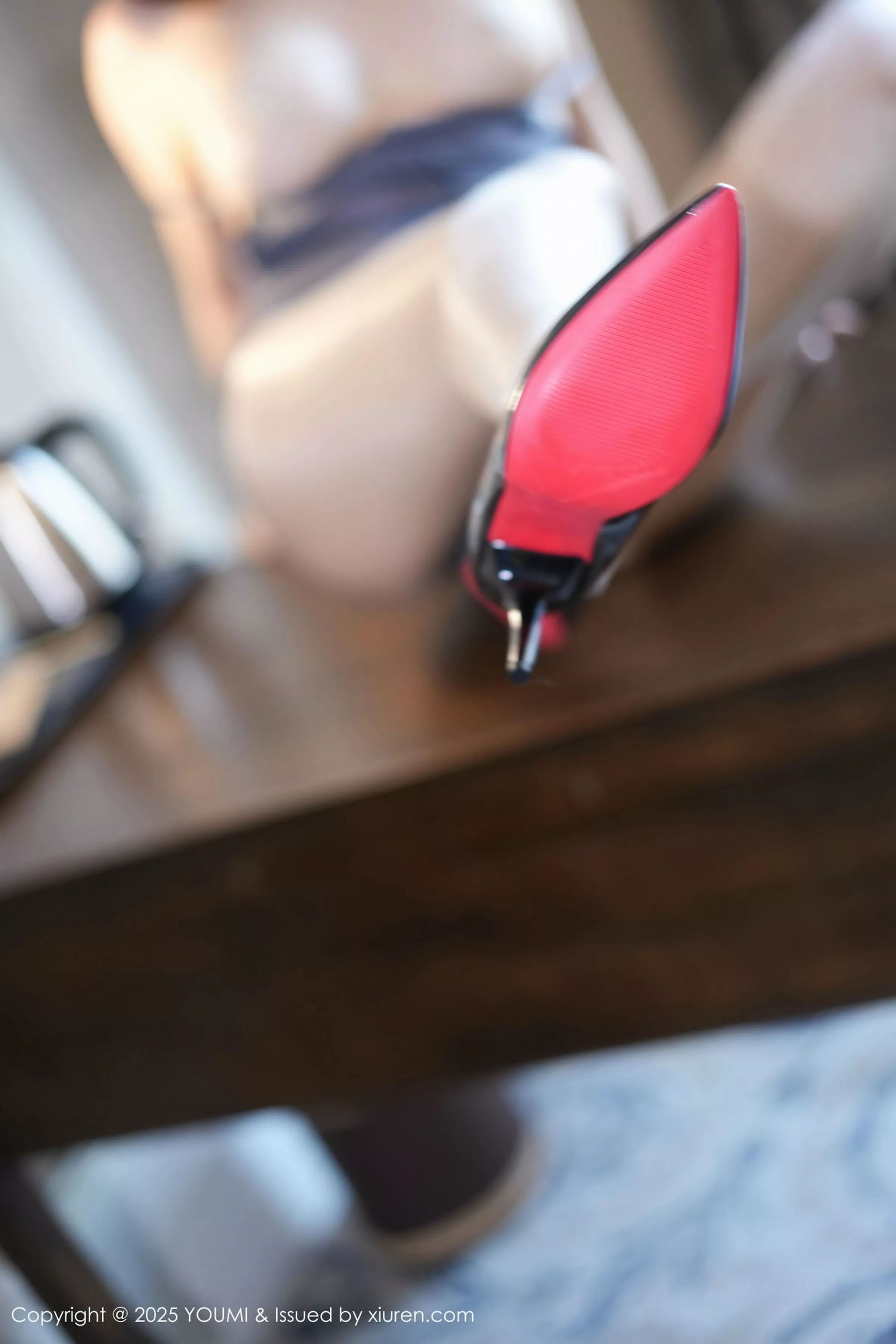 [YouMi尤蜜荟]Vol.1133_模特凯竹Quinn性感灰色紧身连体衣配灰丝袜秀丰腴身姿诱惑写真82P