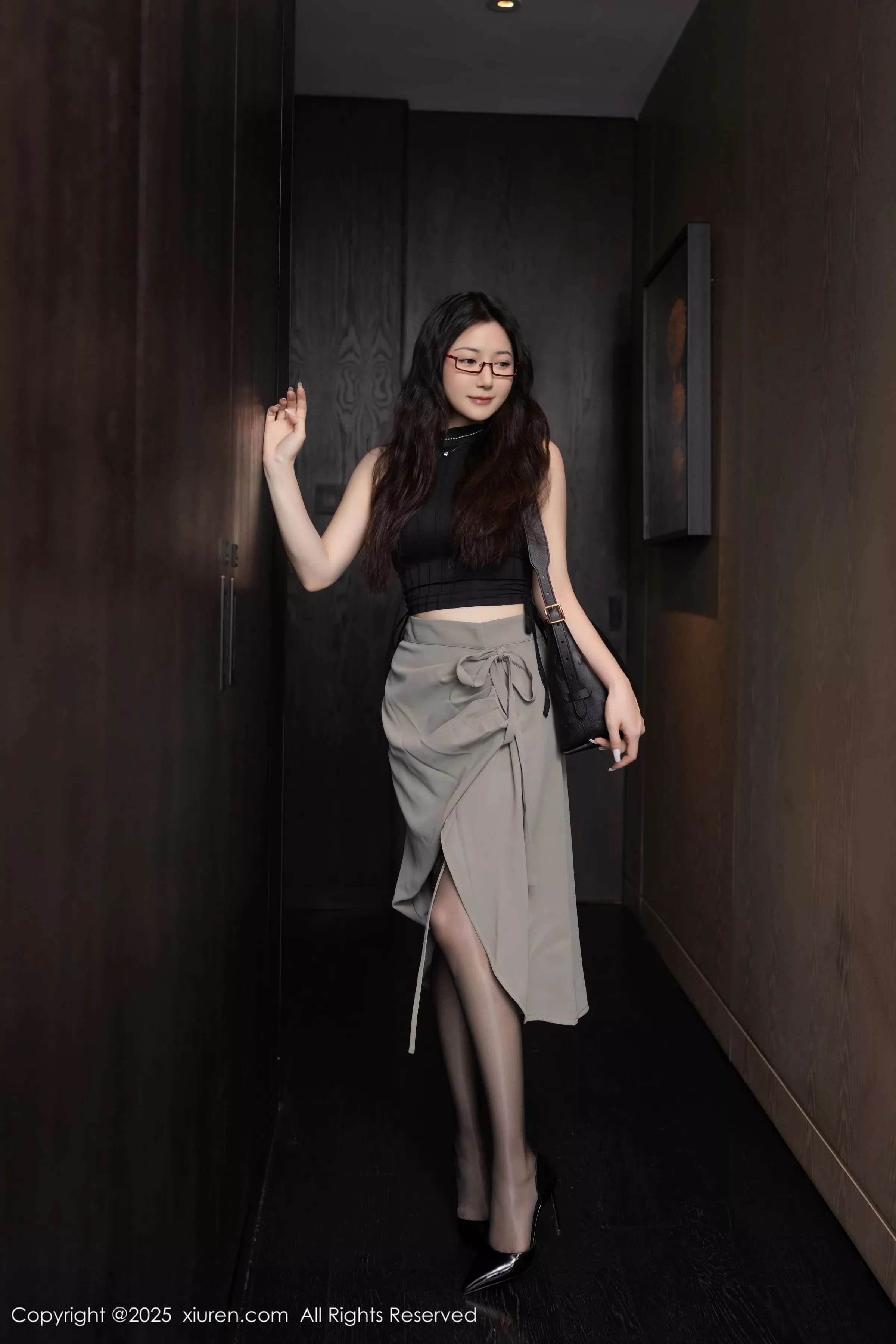 [[XiuRen秀人网]秀人网]No.10231_模特鱼子酱Fish私房性感紫色内衣配黑丝吊袜秀完美身材诱惑写真80P