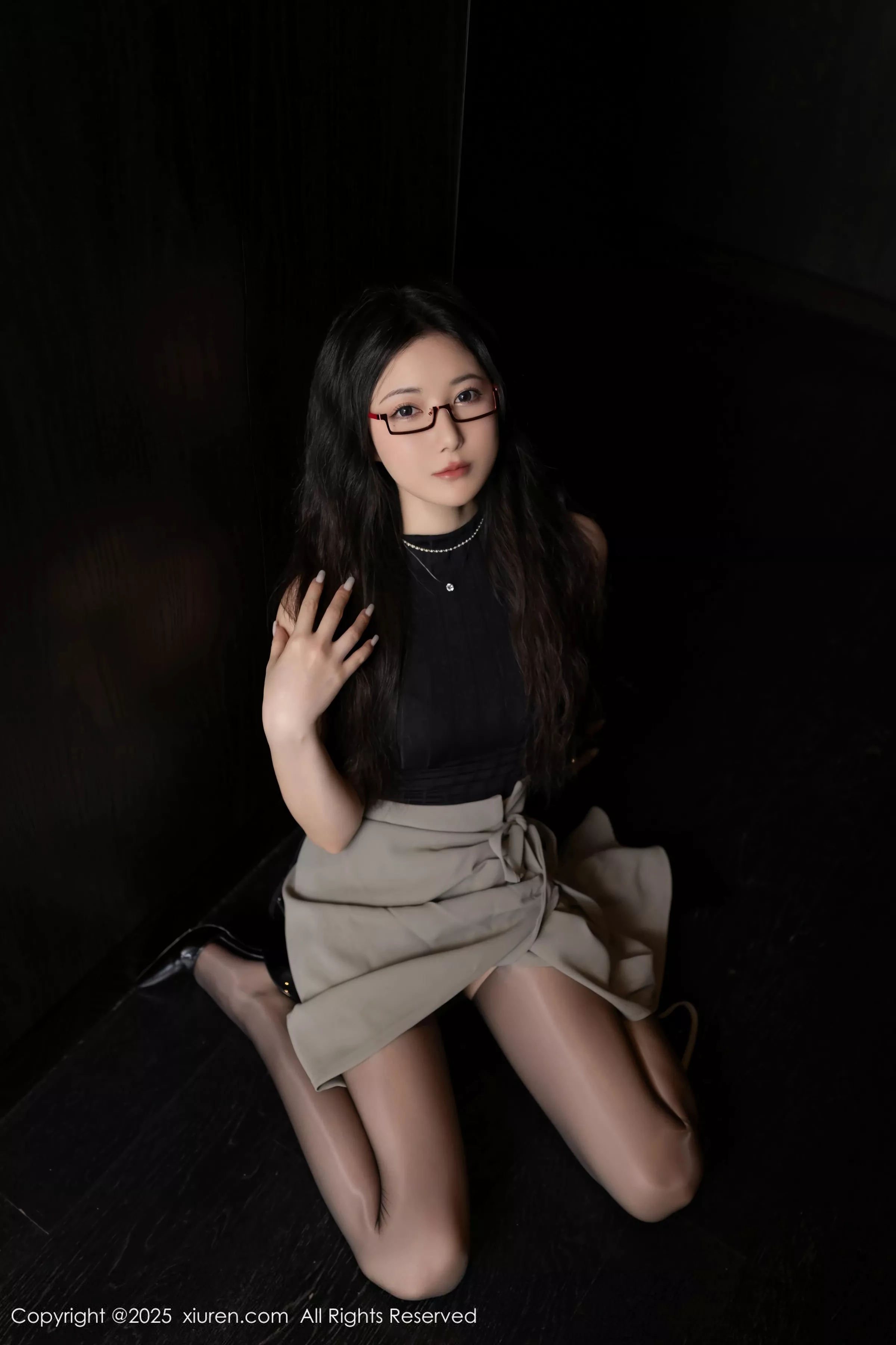 [[XiuRen秀人网]秀人网]No.10231_模特鱼子酱Fish私房性感紫色内衣配黑丝吊袜秀完美身材诱惑写真80P