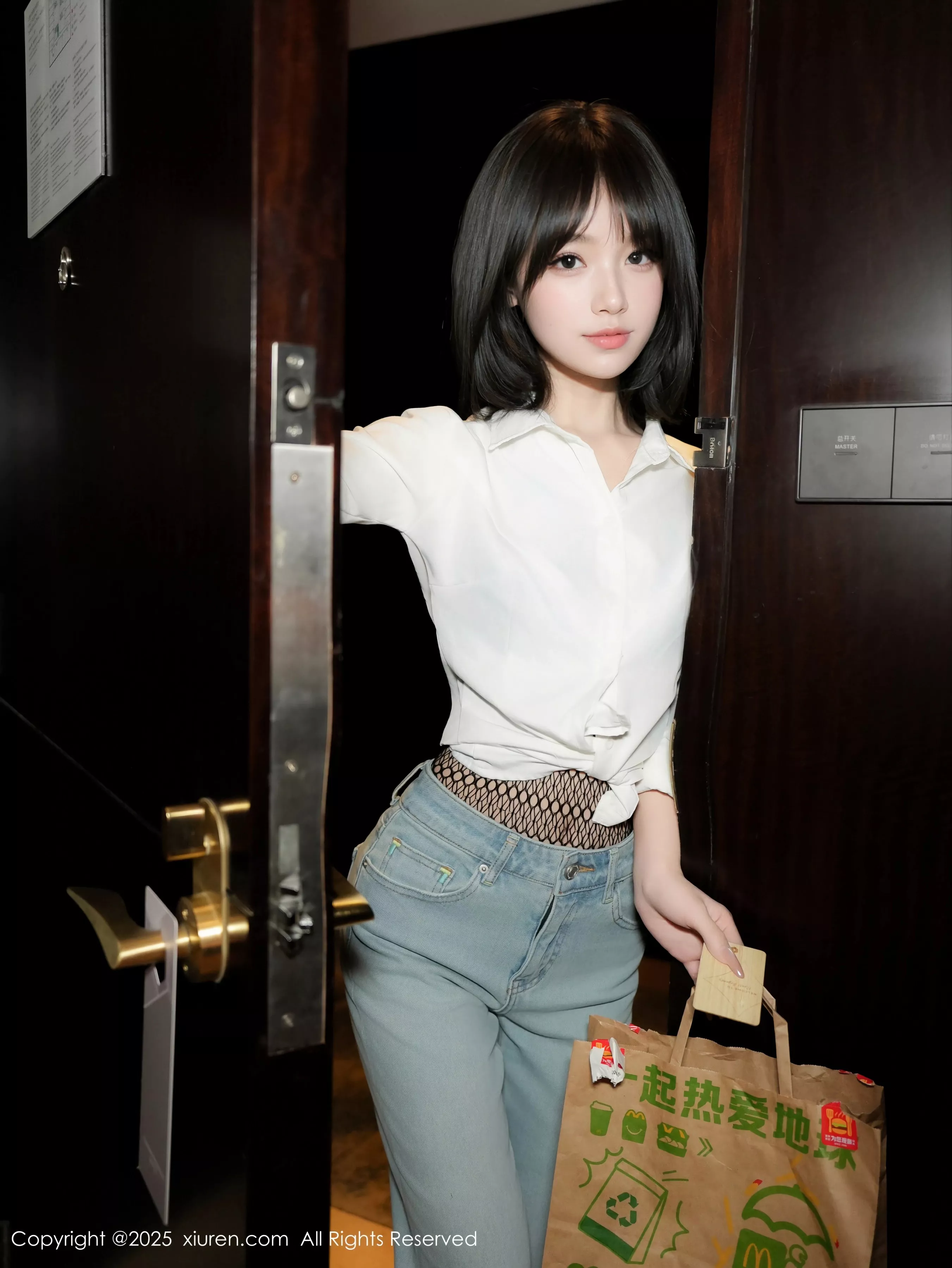 [[XiuRen秀人网]秀人网]No.10235_模特汁汁性感白T恤配牛仔裤露蓝色蕾丝内衣秀曼妙身姿诱惑写真69P