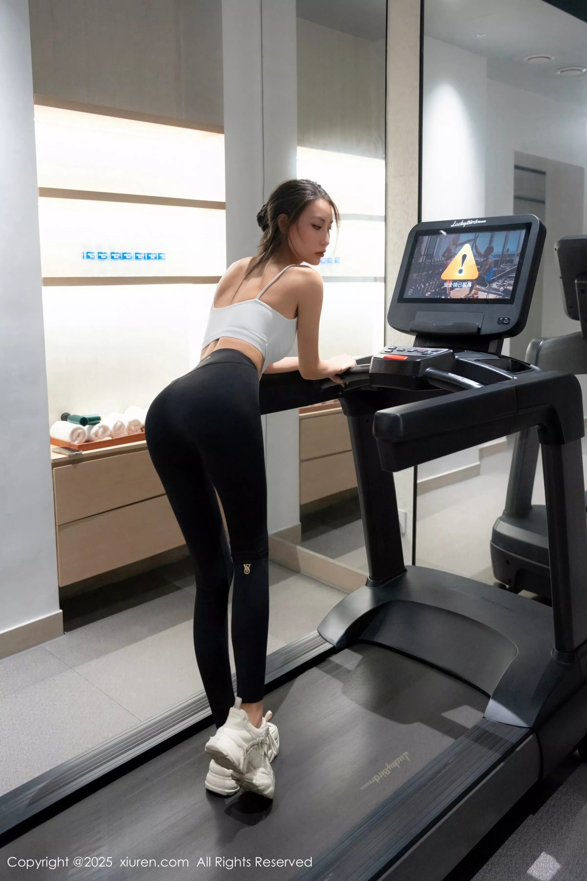 [[XiuRen秀人网]秀人网]No.10239_模特Lingyu69健身房场景性感紧身瑜伽服饰秀丰腴身材诱惑写真58P